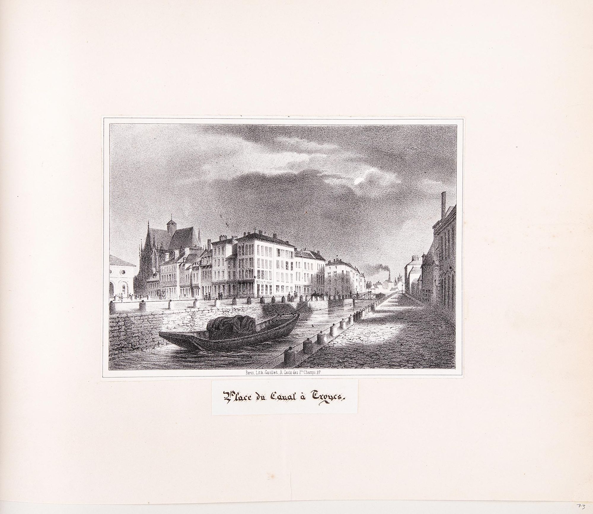 Lithographie. Place du Canal à Troyes. À l'arrière-plan, le coin de la halle aux grains et la basilique Saint-Urbain. Lithographie Ange Guillet, 27, Croix des Petits Champs, Paris.