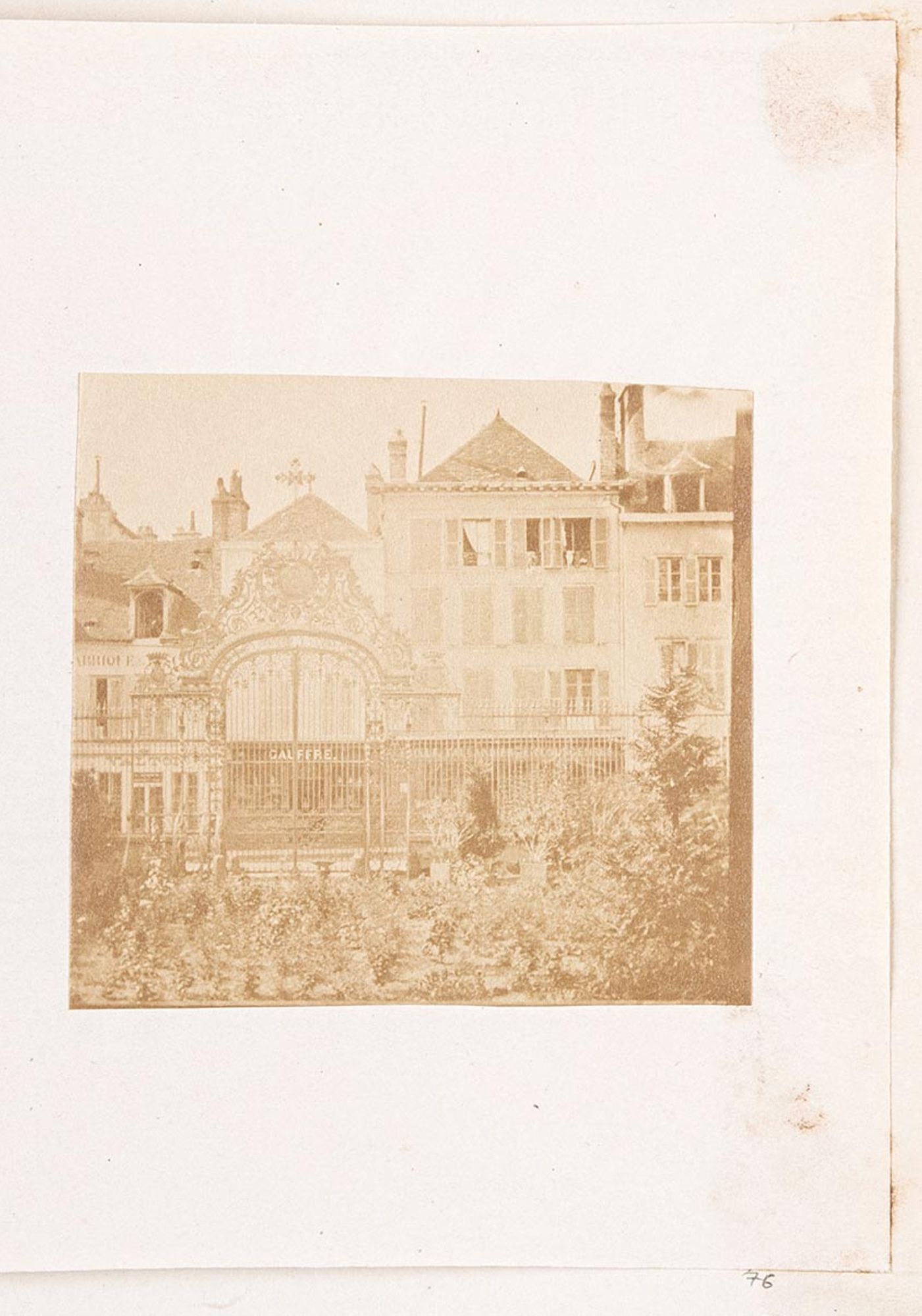Troyes. Vue sur le jardin, la grille monumentale et la rue de la Cité prise depuis le perron de l'Hôtel-Dieu-le-Comte.
