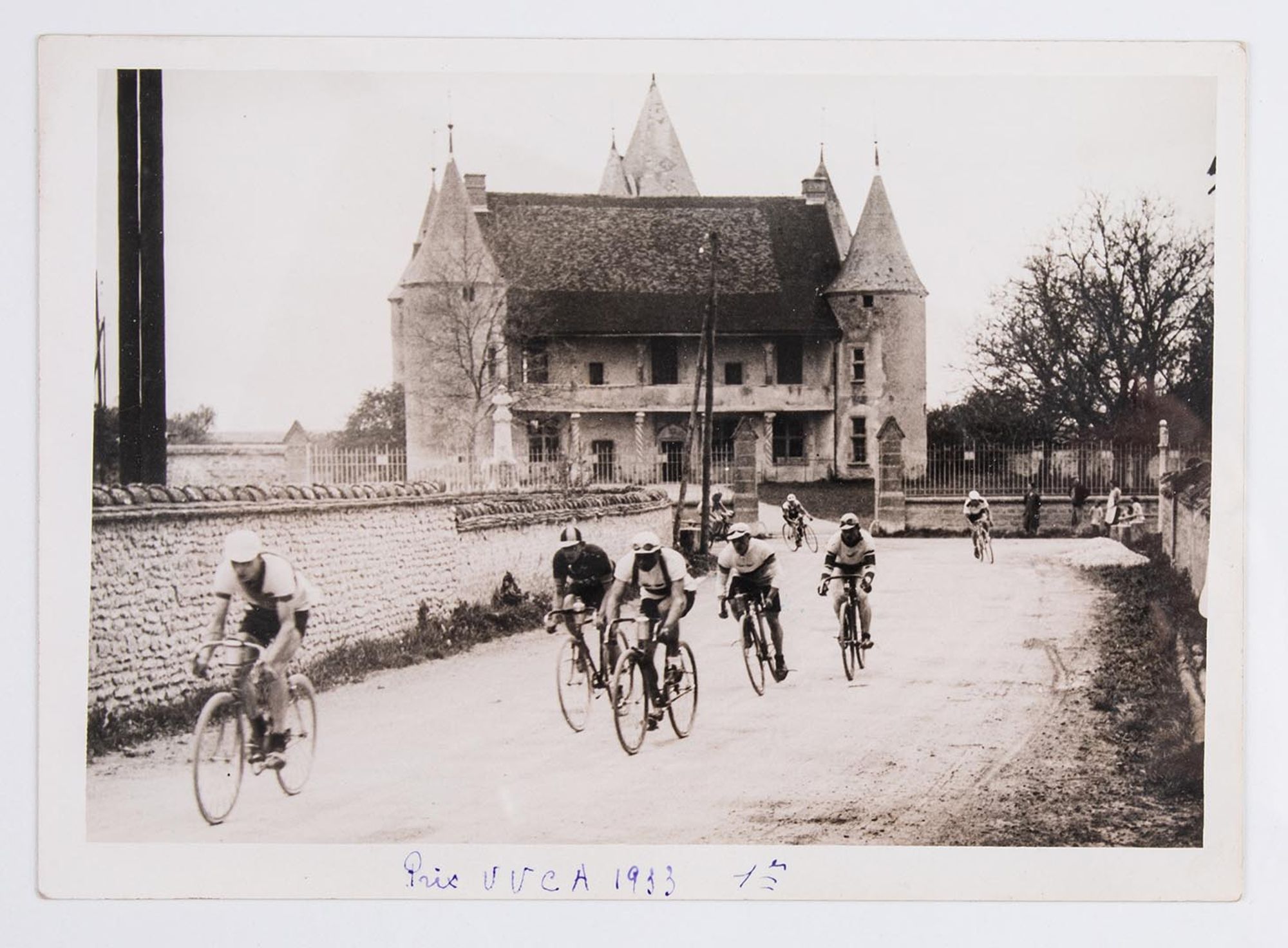 1933. Prix de l'Union Vélo Club de l'Aube (U.V.C.A). Les coureurs passent à Rumilly-les-Vaudes, devant le manoir des Tourelles.