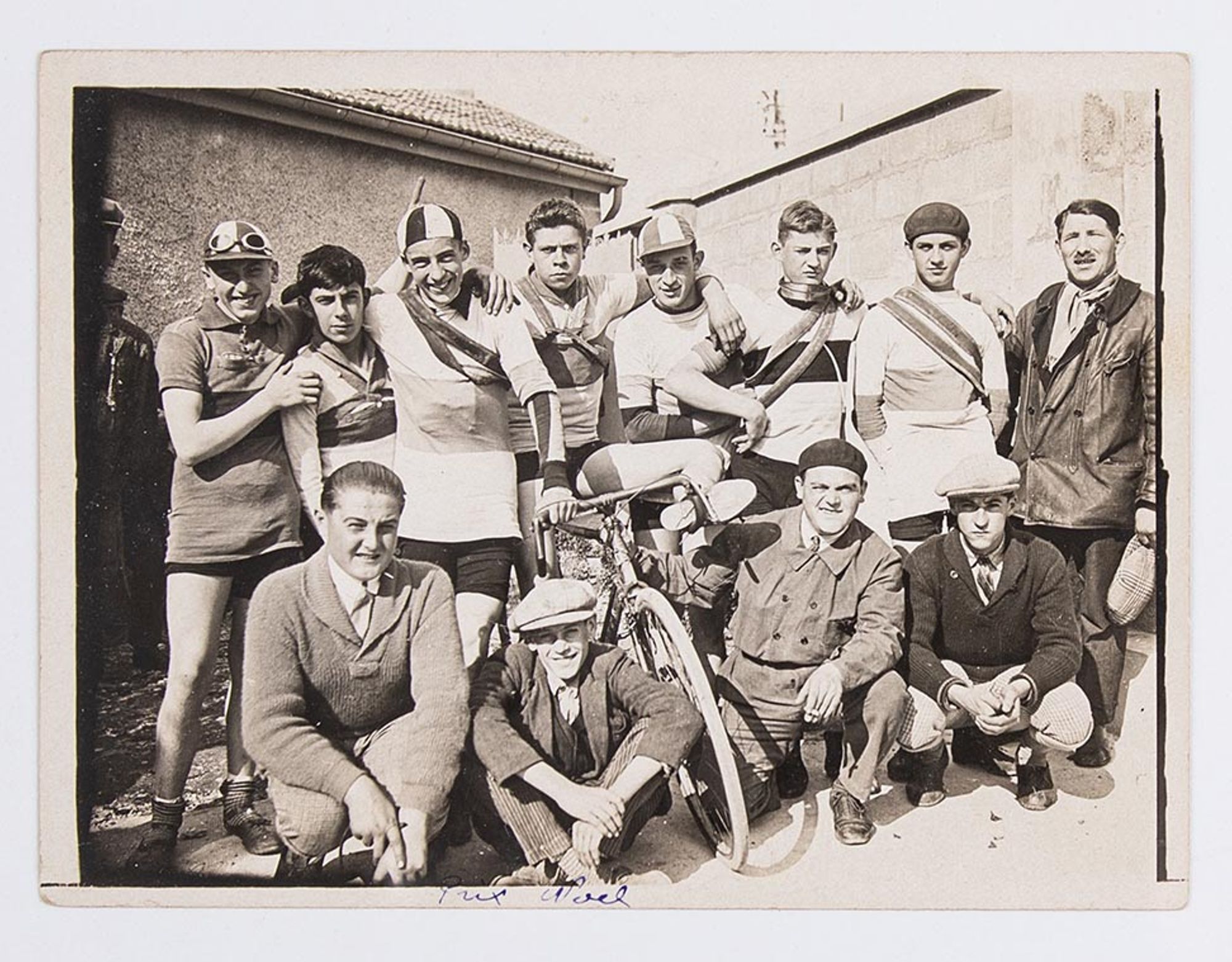 1931. Prix Noël. Portrait de groupe : une équipe de coureurs cyclistes. Lieu à identifier.