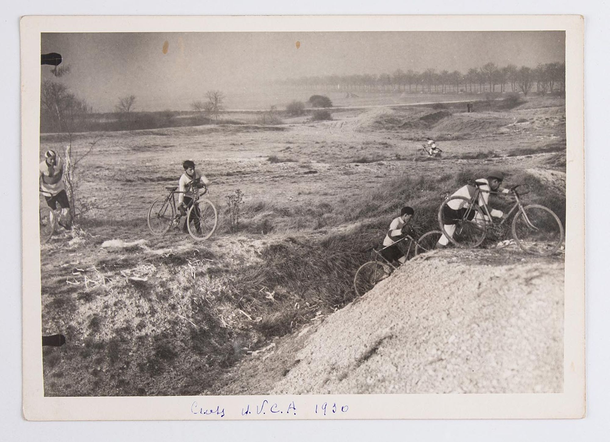 11 janvier 1931. Cross de l'Union Vélo Club de l'Aube (U.V.C.A). Passage de fossé. Lieu à identifier.