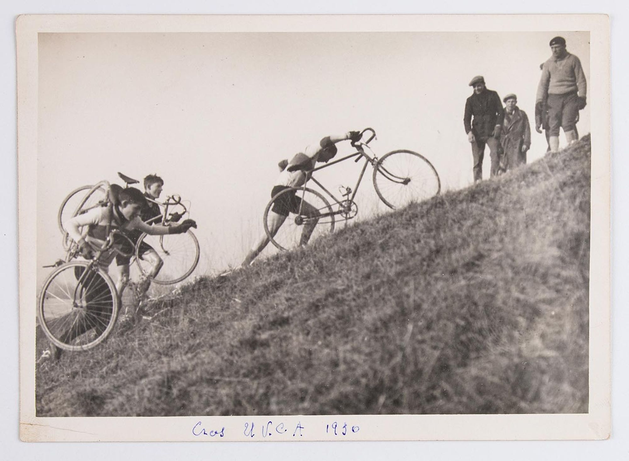 11 janvier 1931. Cross de l'Union Vélo Club de l'Aube (U.V.C.A). Franchissement de côte. Lieu à identifier.