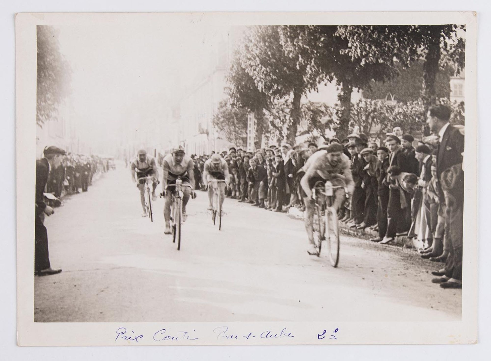1931. Prix Couté. Arrivé des coureurs cyclistes à Bar-sur-Aube.