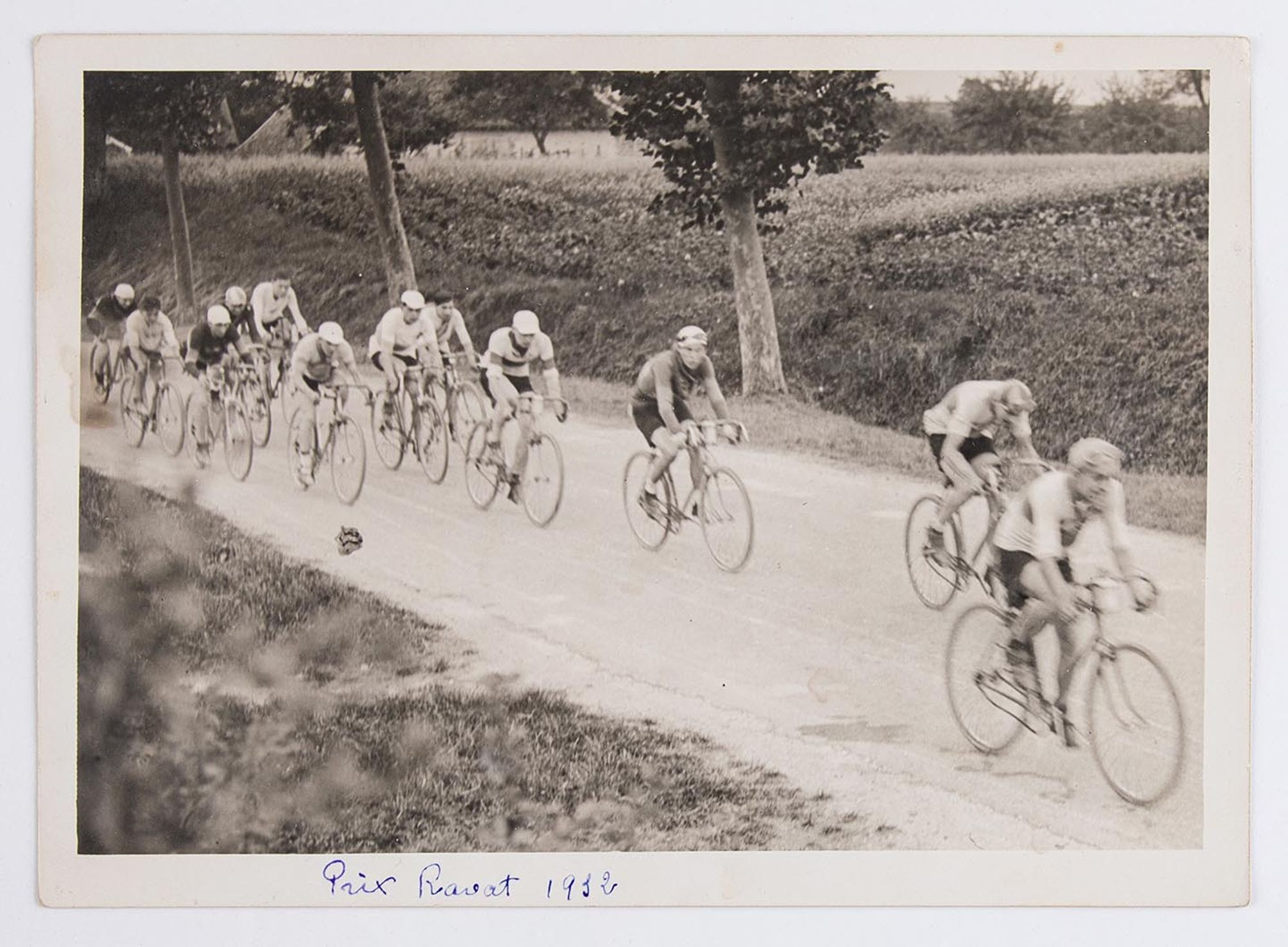 1932. Prix Ravat. Vue d'un groupe de coureurs cyclistes. Lieu à identifier.