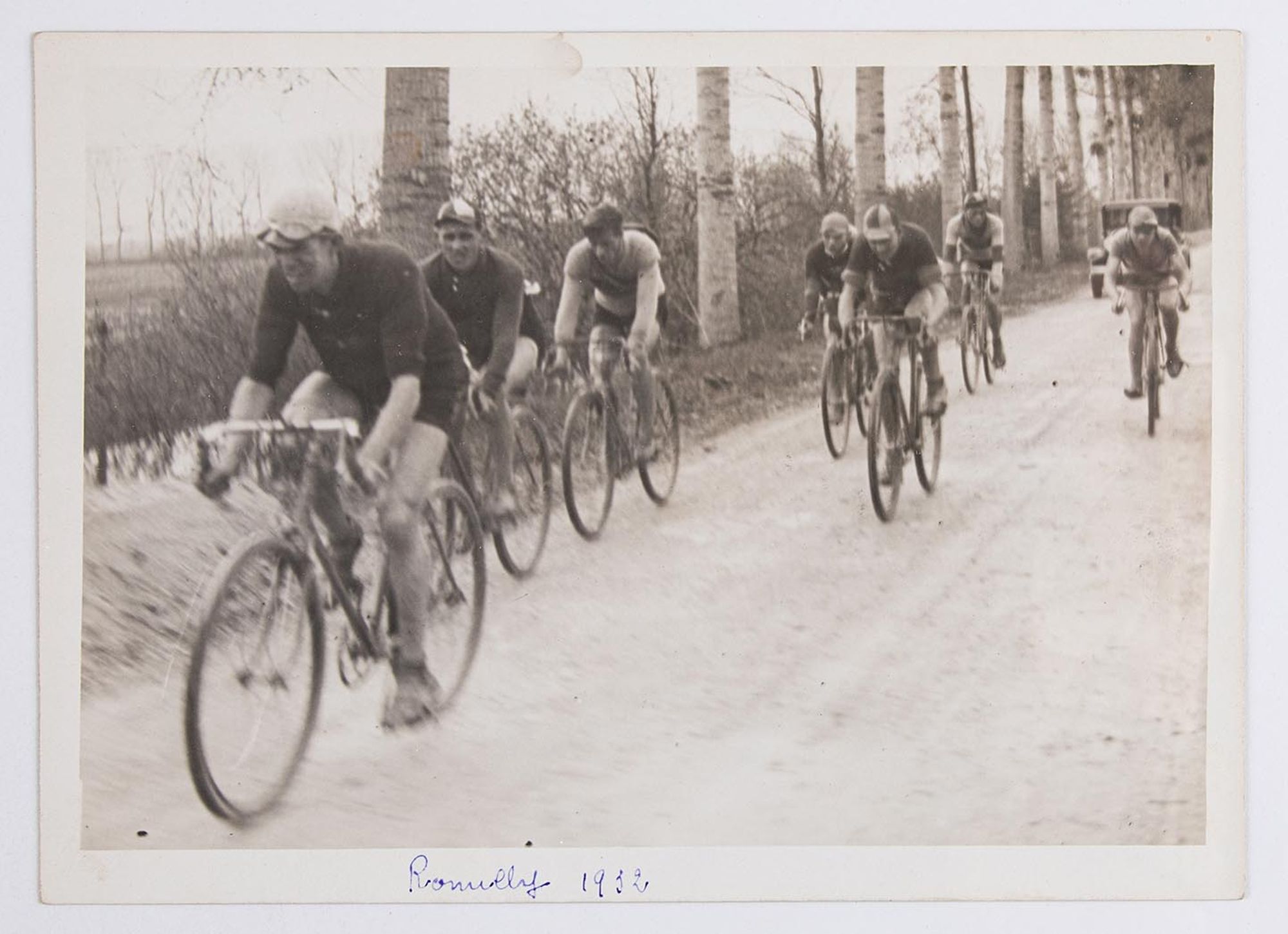 1932. Un groupe de cyclistes à proximité de Romilly-sur-Seine. Course et lieu à identifier.