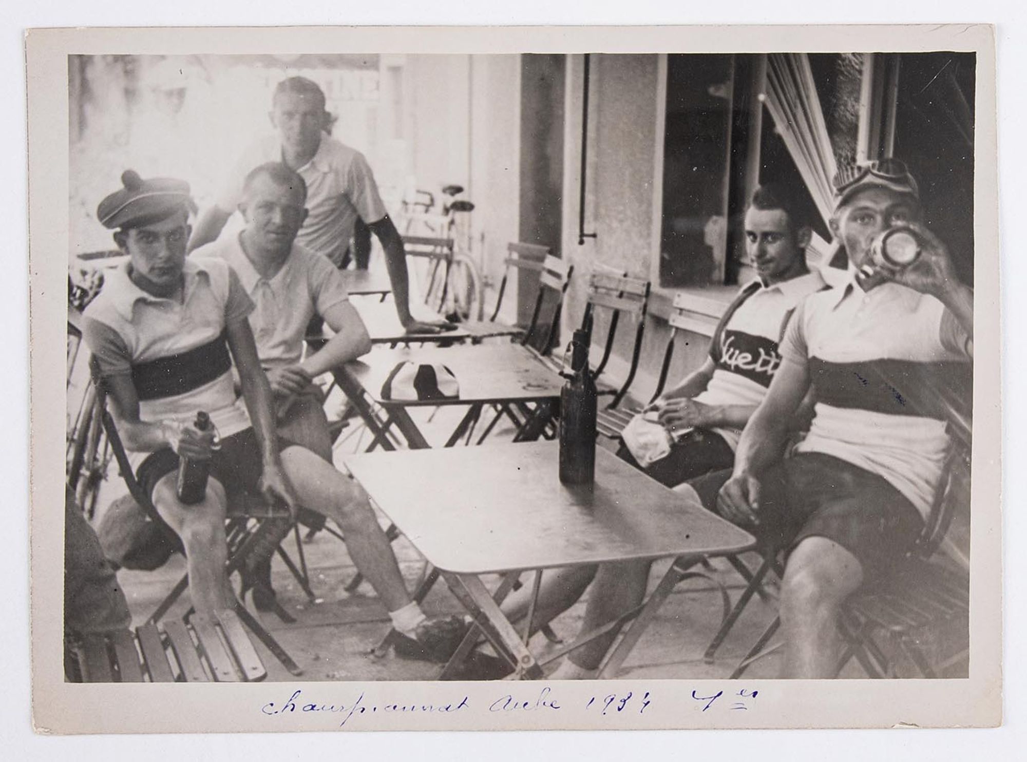 1934. Les coureurs cyclistes au repos, sans doute après le championnat de l'Aube. Lieu à identifier.