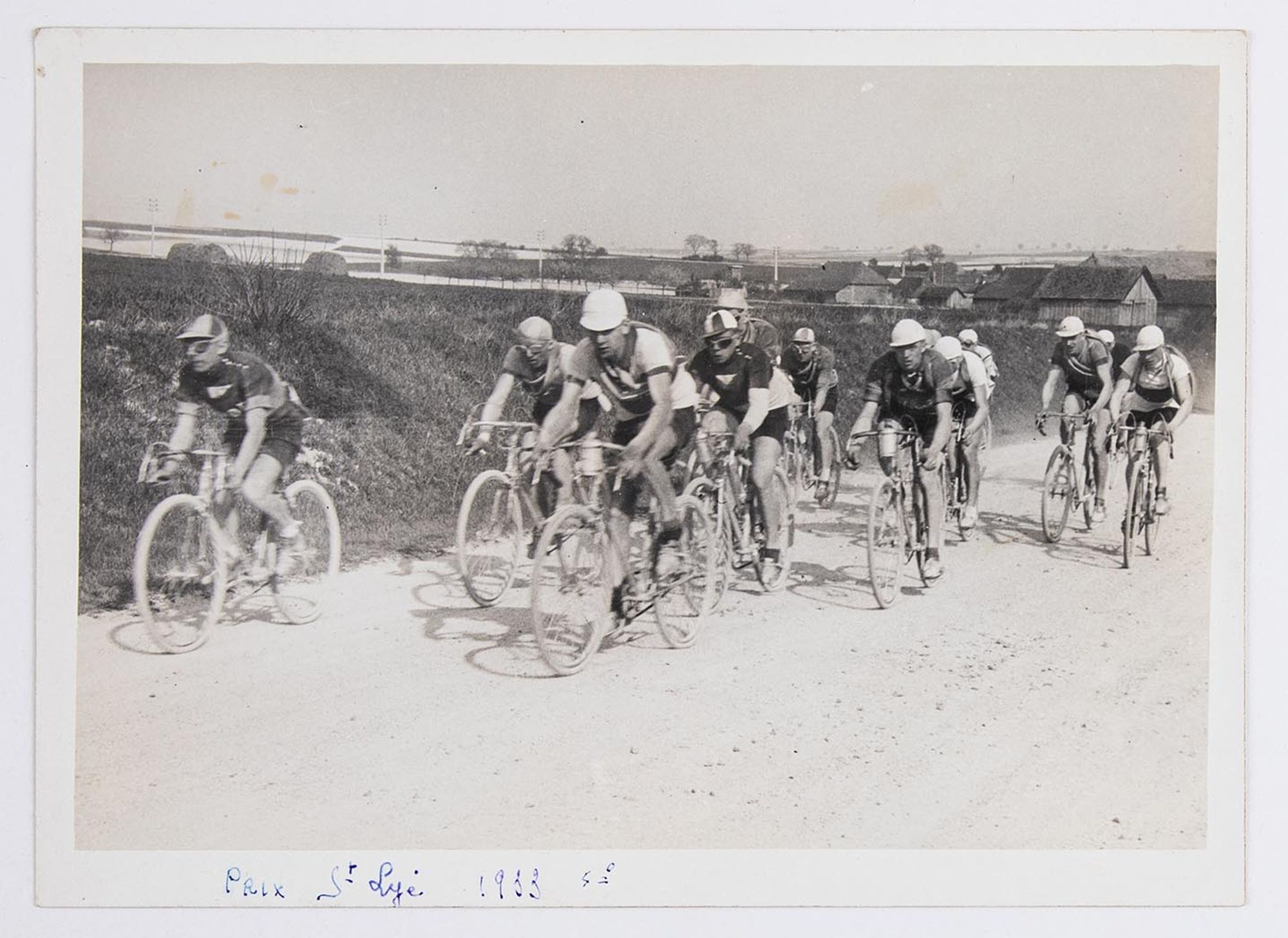 1933. Un groupe de coureurs cyclistes lors du Prix Saint-Lyé. Lieu à identifier.