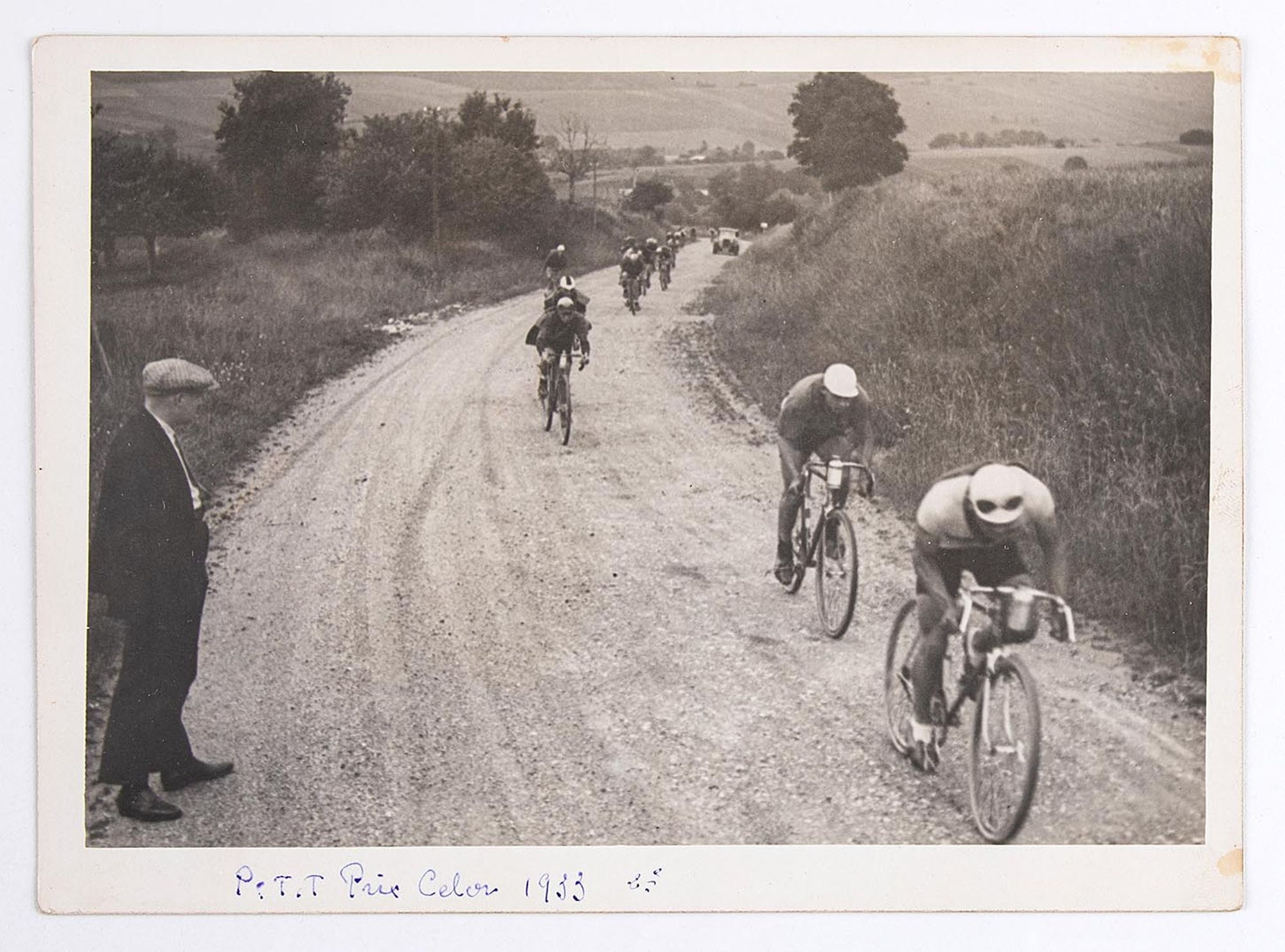 1933. Petit prix Celor [huilerie industrielle de Saint-Ouen]. Un groupe de coureurs cyclistes à l'assaut d'une côte, dans la campagne. Lieu à identifier.