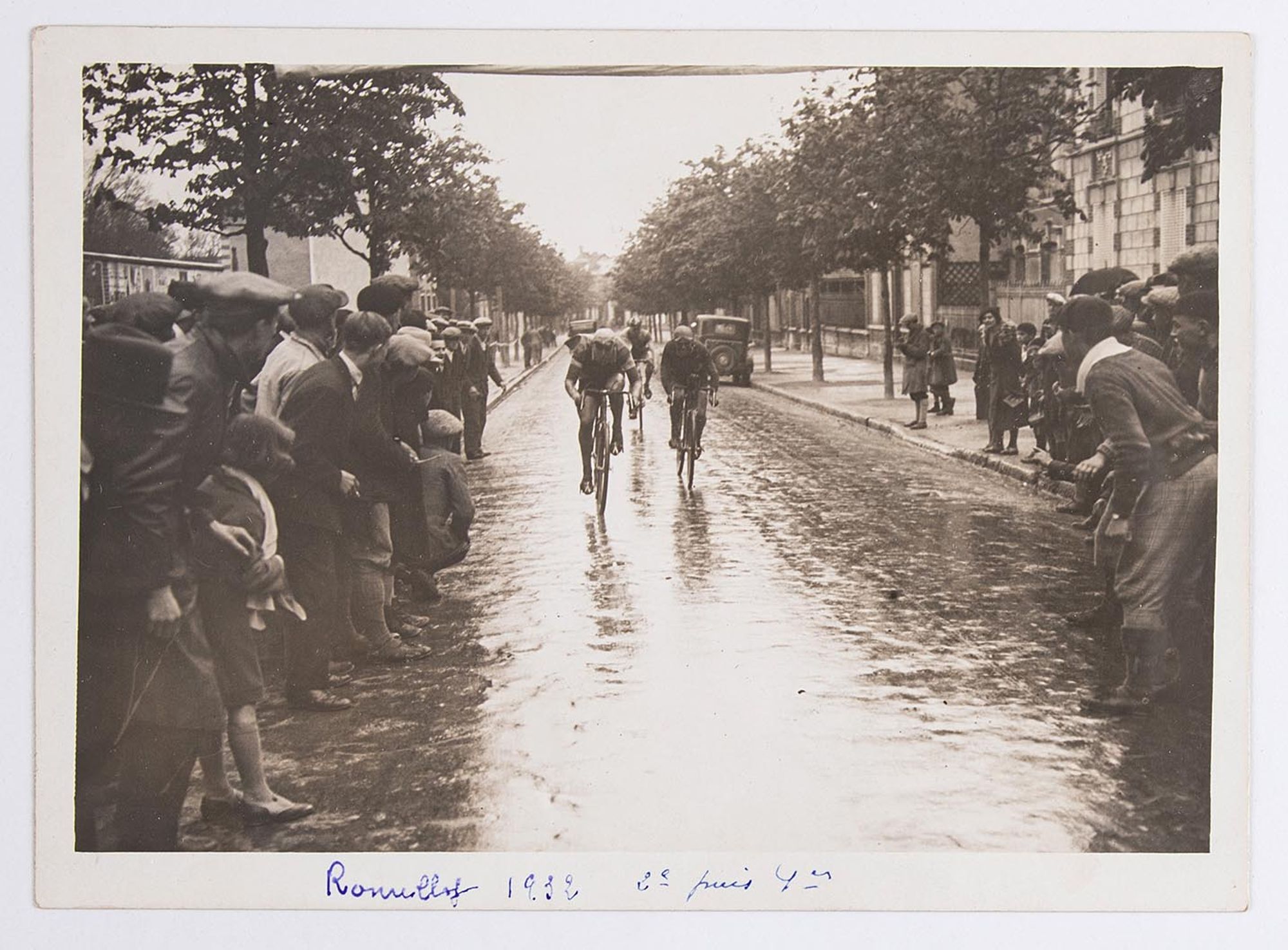 1932. Arrivée de trois coureurs cyclistes à Romilly-sur-Seine, au milieu des spectateurs. Lieu à identifier.
