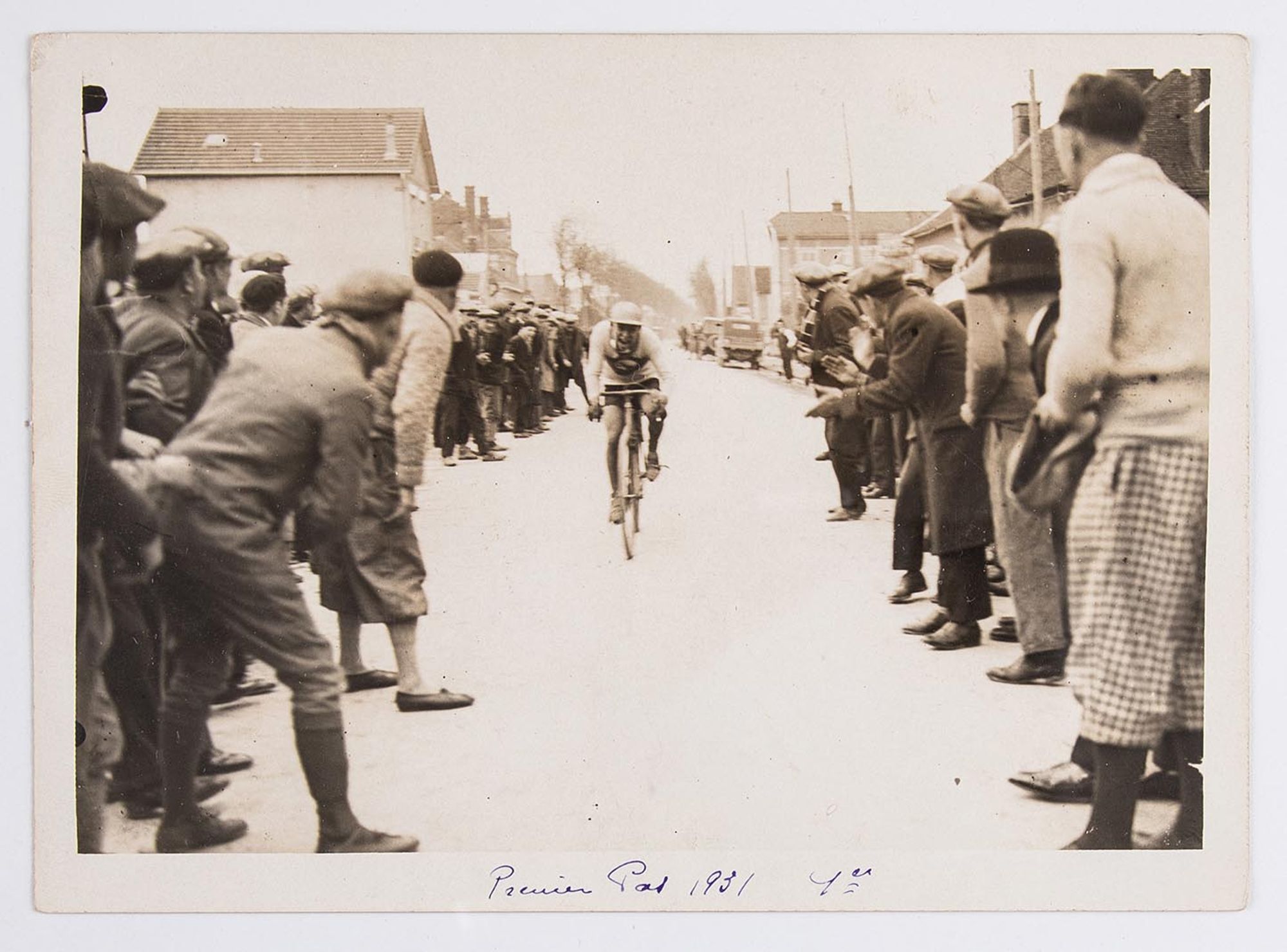 1931. Prix "Petit Pas" organisé par l'Union Vélo Club de l'Aube (U.V.C.A). Arrivée du premier coureur cycliste au milieu des spectateurs. Lieu à identifier.