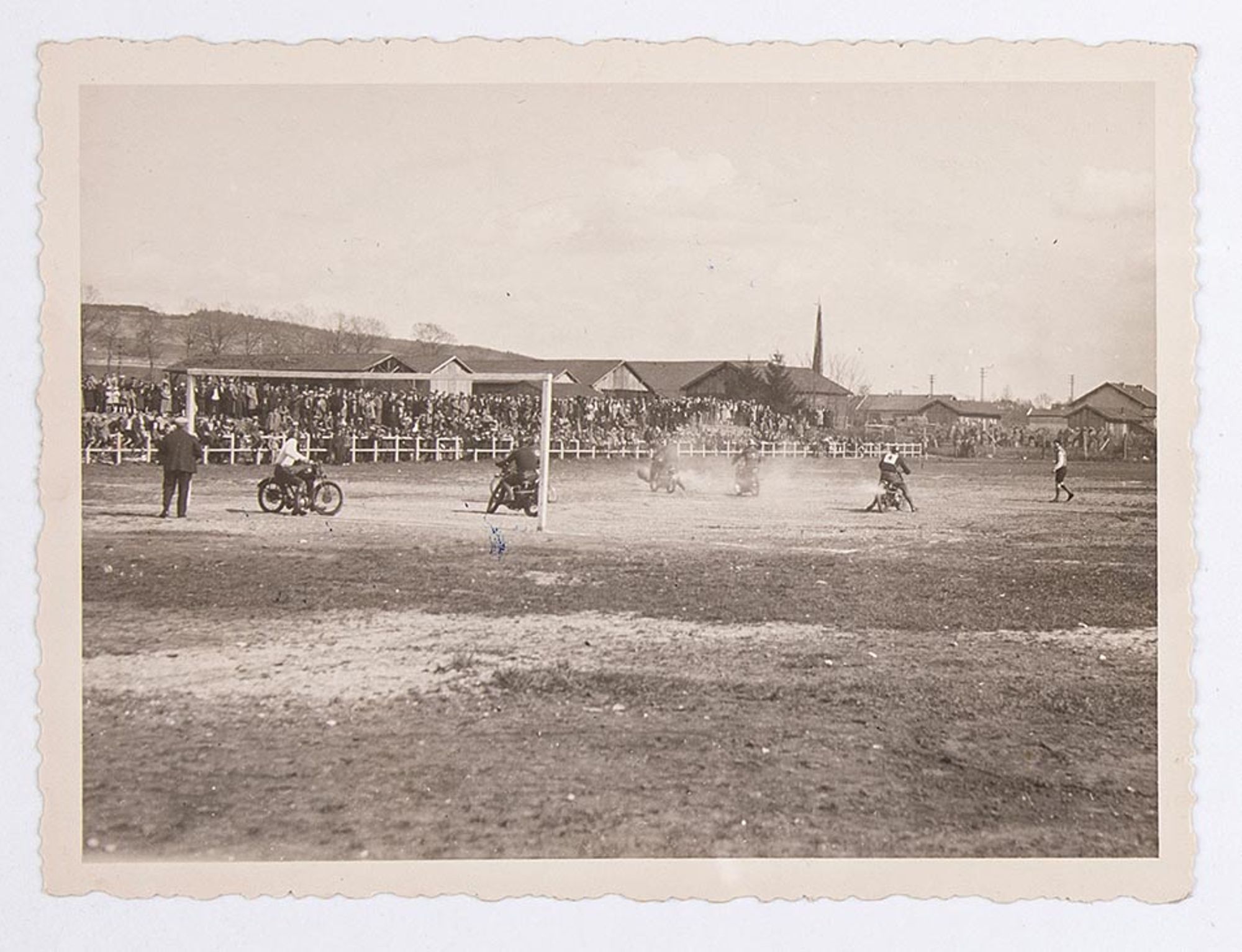 1936. Match de motoball entre le Sporting Union Motocycliste de l'Aube (SUMA) et l'équipe de Bar-le-Duc, à Bar-le-Duc.