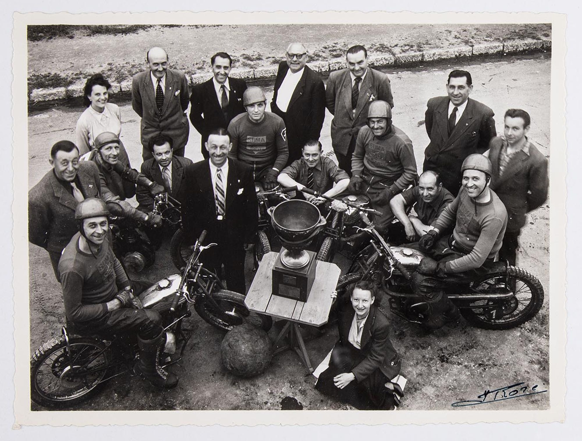 Portrait de groupe : les joueurs et les administrateurs du Sporting Union Motocycliste de l'Aube (SUMA) autour de la coupe des amis aubois. Sont présents, de gauche à droite, Champenois, Fayelly, Marcel Mulot, Thevenout et Dewieger.