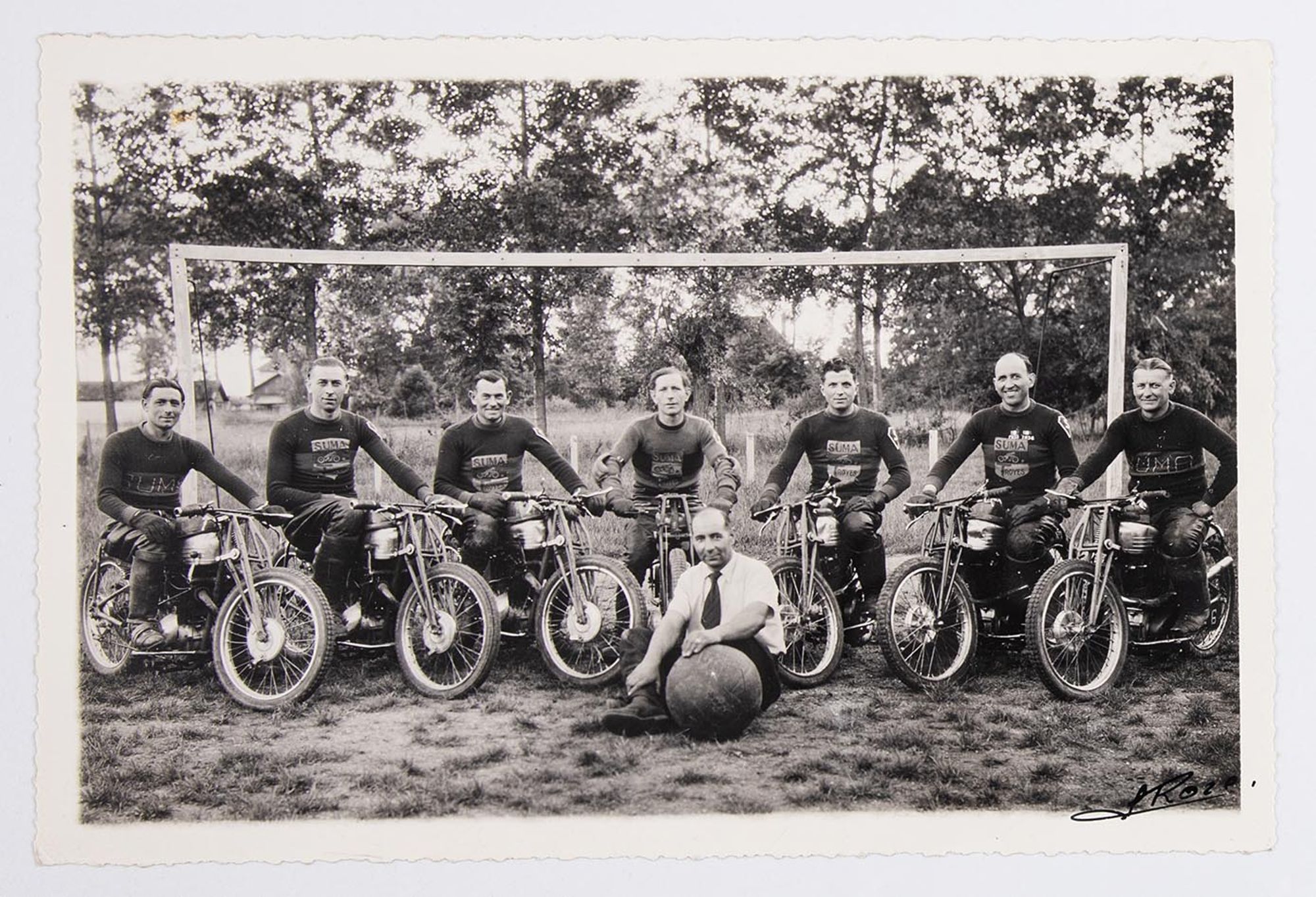 Portrait de groupe : les joueurs du Sporting Union Motocycliste de l'Aube (SUMA) rassemblés devant un but.