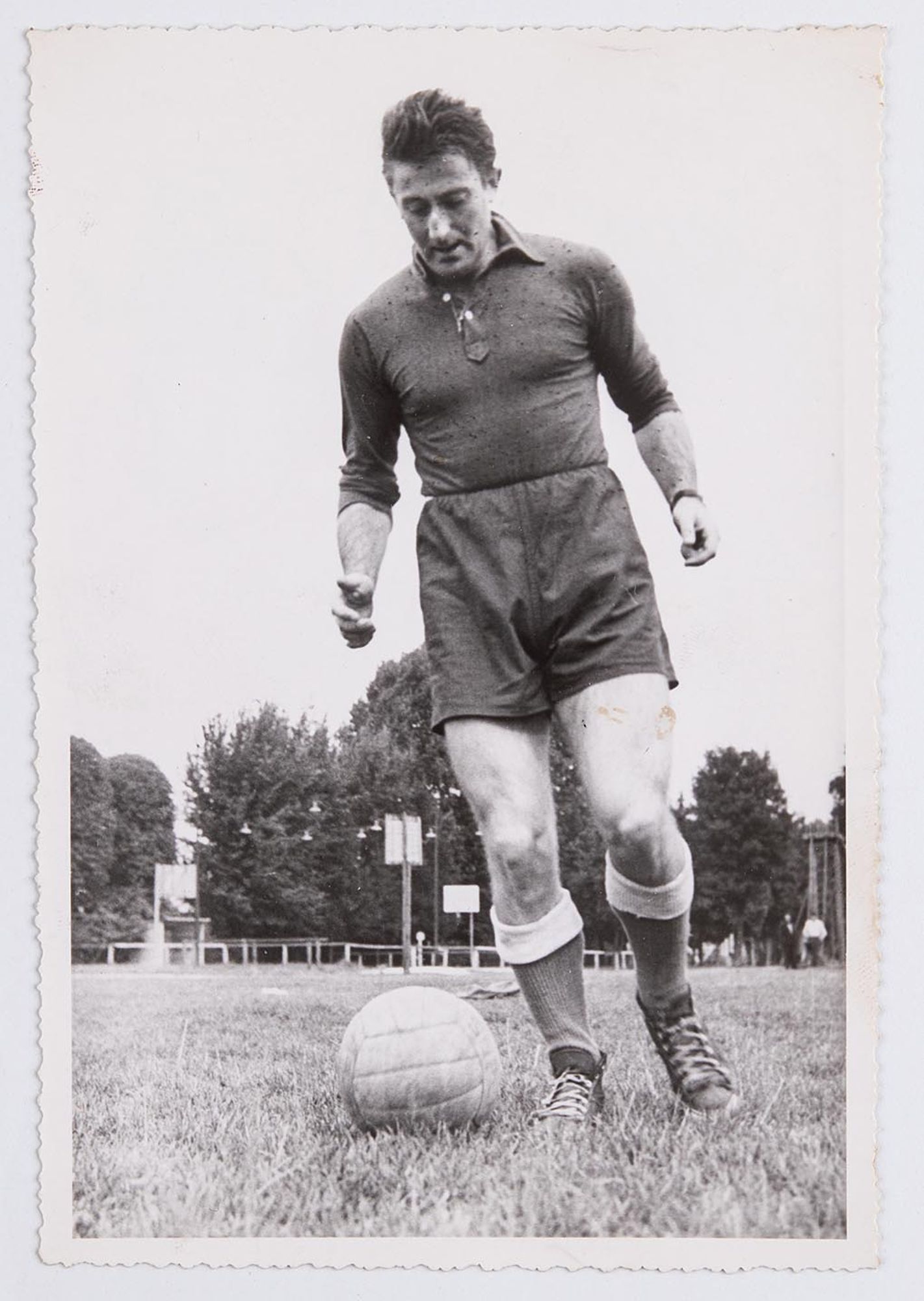 Pierre Flamion, joueur de l'Association sportive Troyes-Sainte-Savine de 1952 à 1957, lors d'un entraînement.