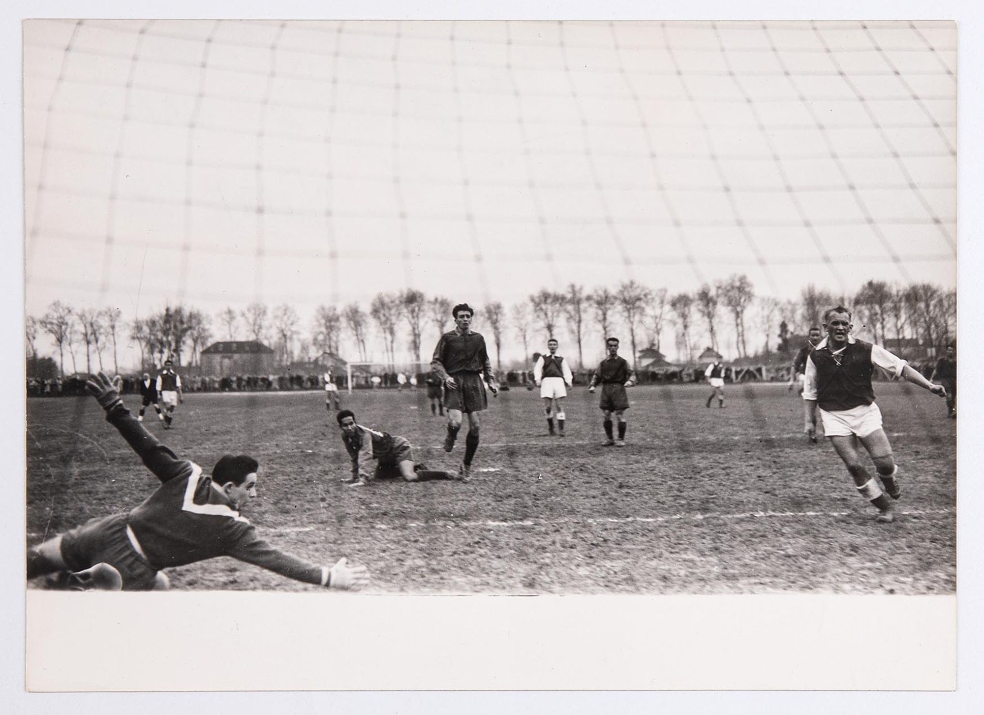 Match de l'Association sportive Troyes-Sainte-Savine du 9 décembre 1951 contre Bordeaux. Un but.