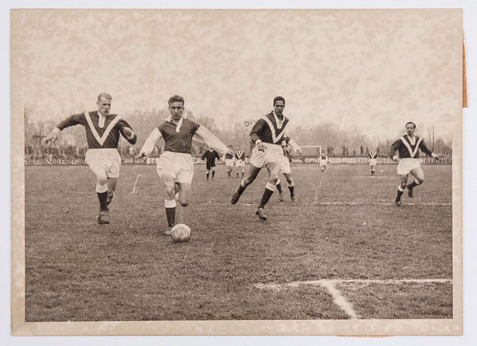 Match de l'Association sportive Troyes-Sainte-Savine du 9 décembre 1951 contre Bordeaux. Action en cours.