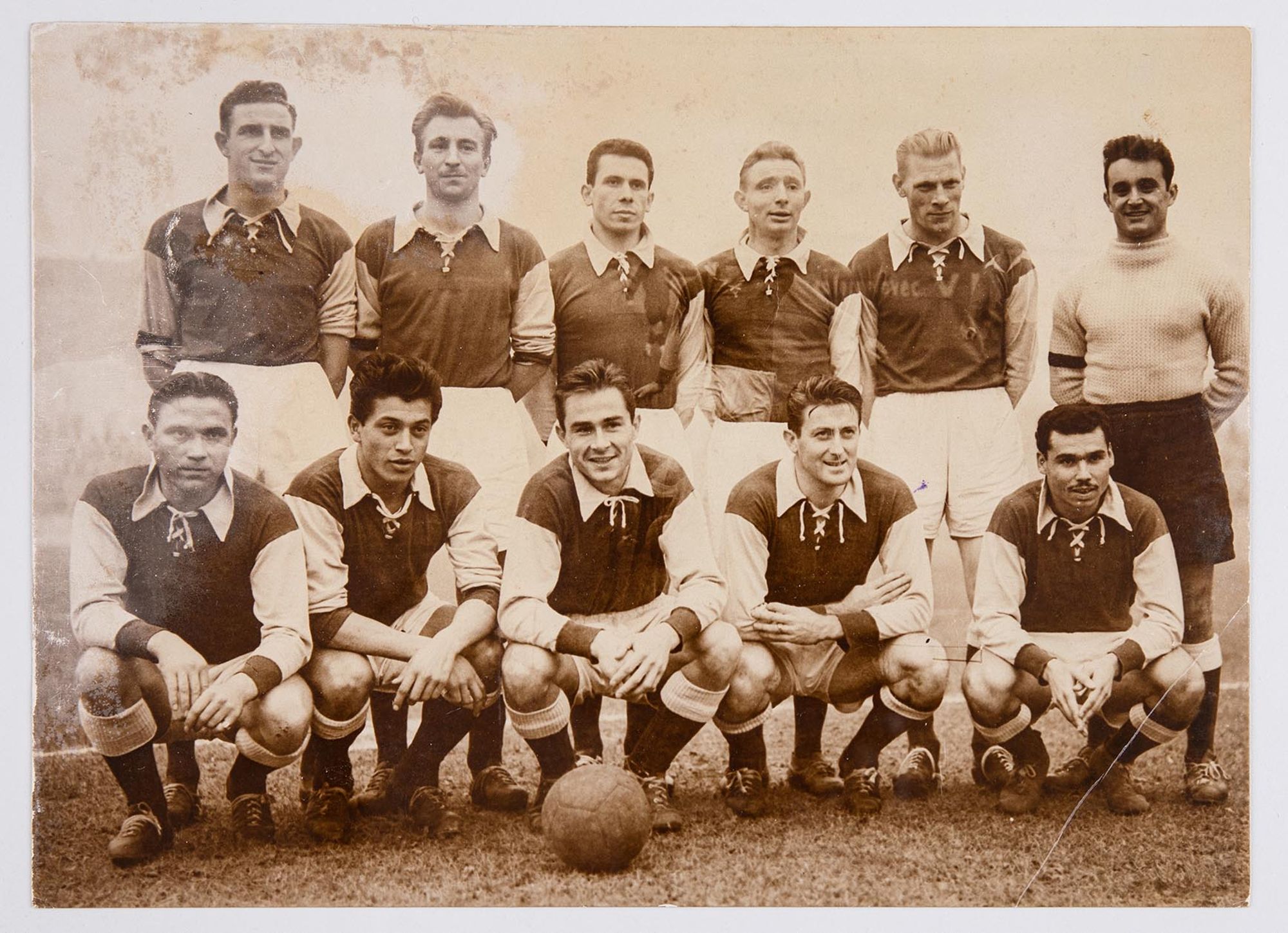 Photographie de groupe. Les joueurs de l'Association sportive Troyes-Sainte-Savine lors de la saison 1953-1954.