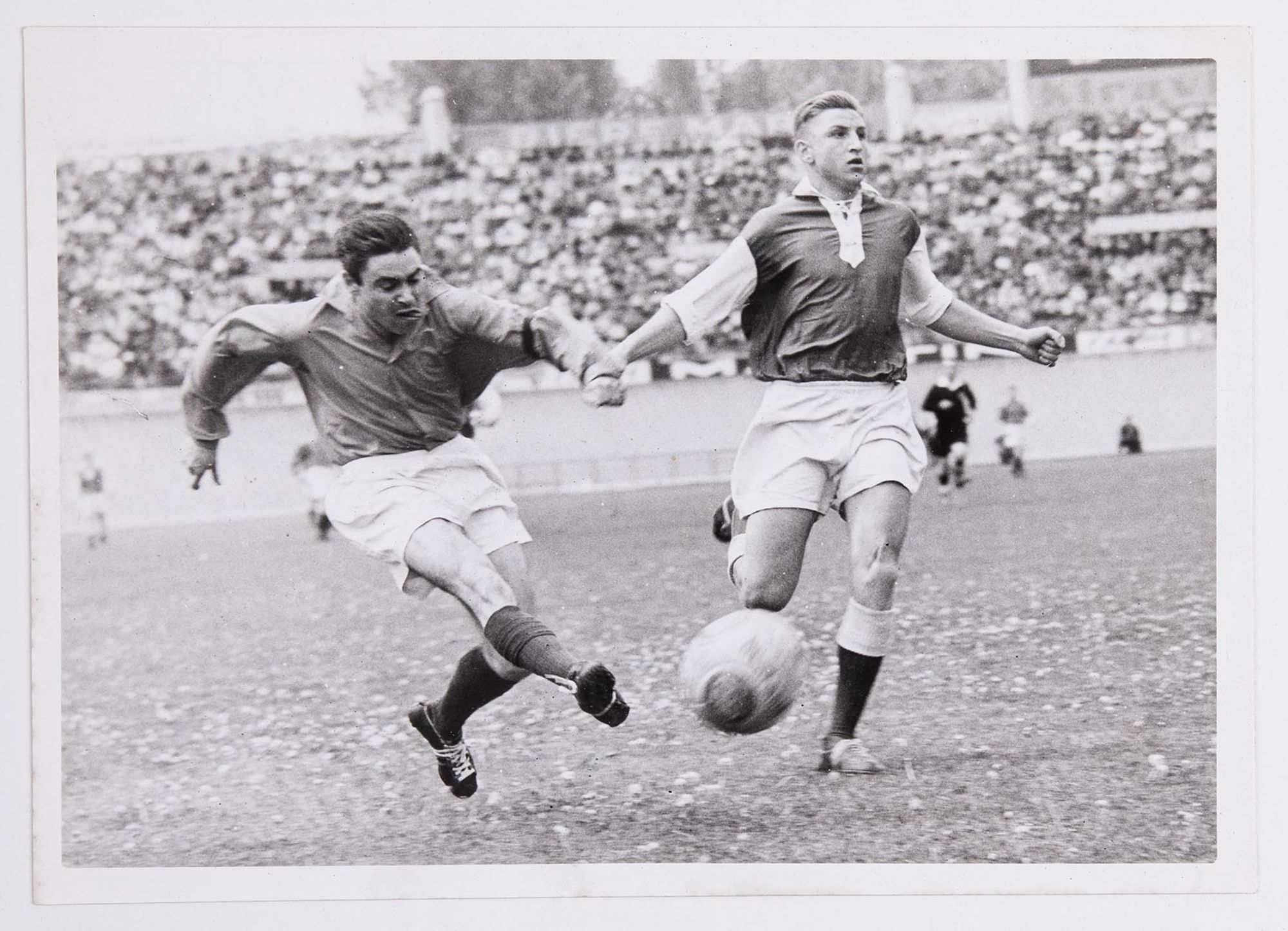 Deux joueurs au contact lors d'un match. A identifier.