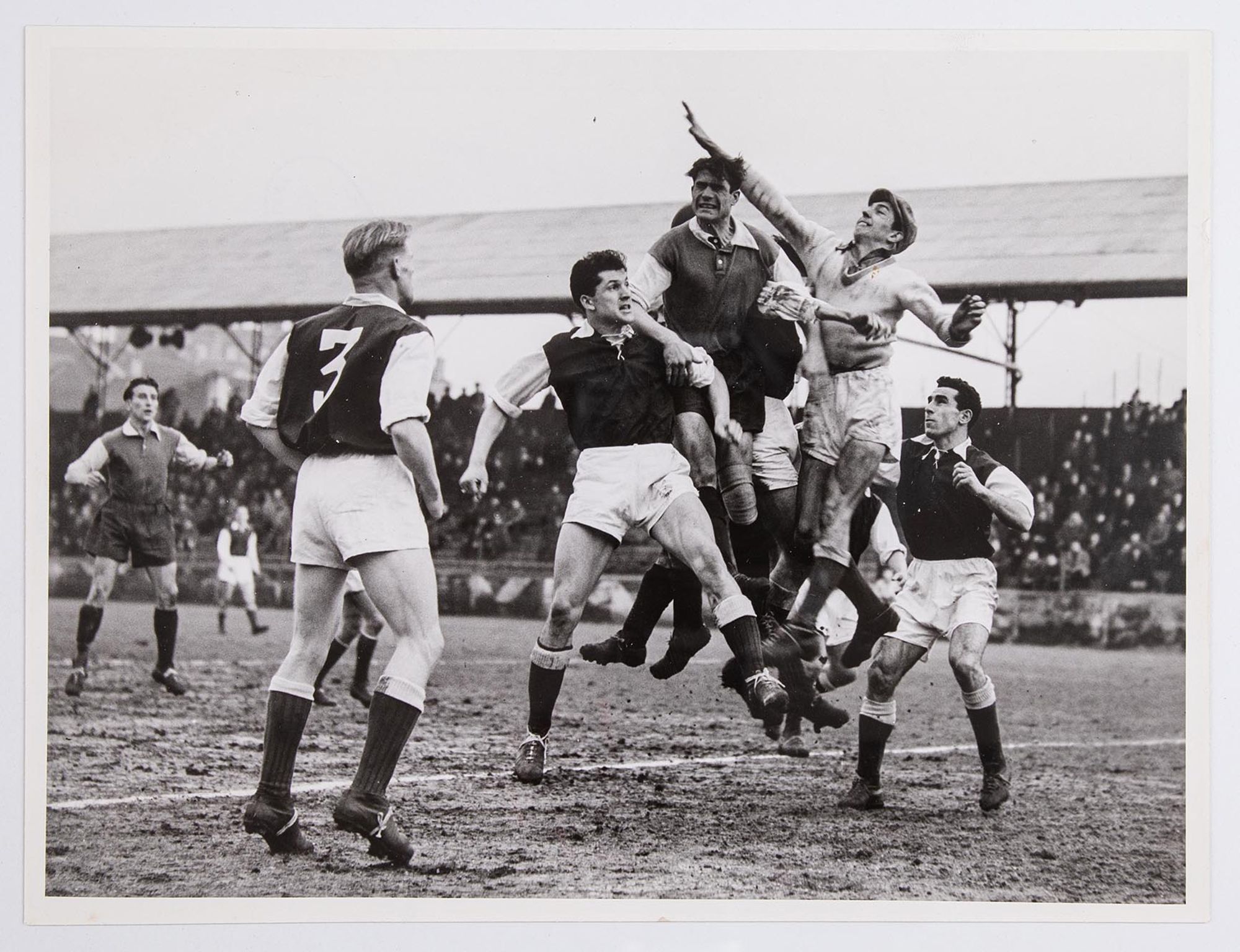 Action lors du match entre joueur de l'Association sportive Troyes-Sainte-Savine et Paris, le 8 janvier 1951. Victoire de Paris 1-0.