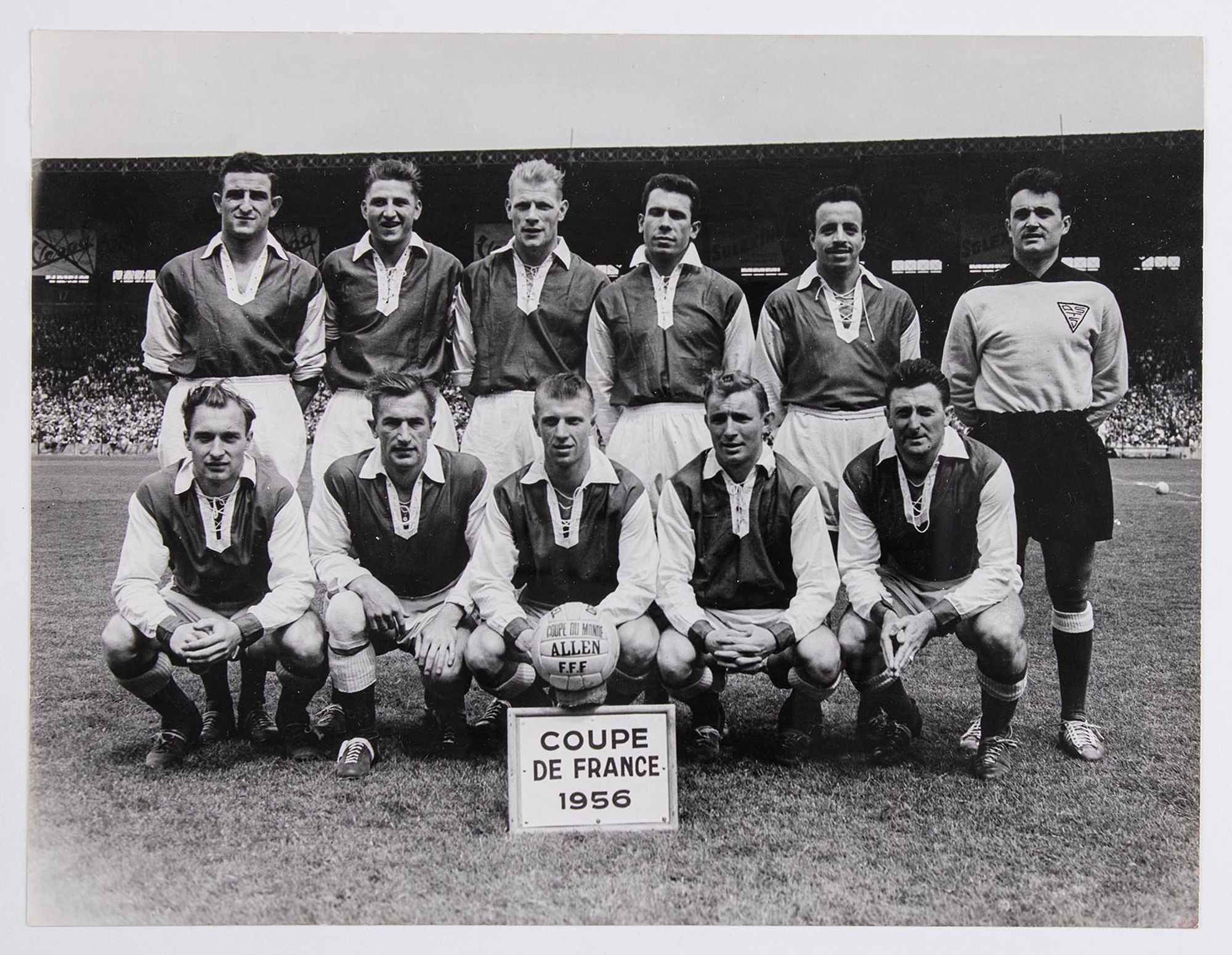 Photographie de groupe. L'équipe de l'Association sportive Troyes-Sainte-Savine lors de la coupe de France 1956.