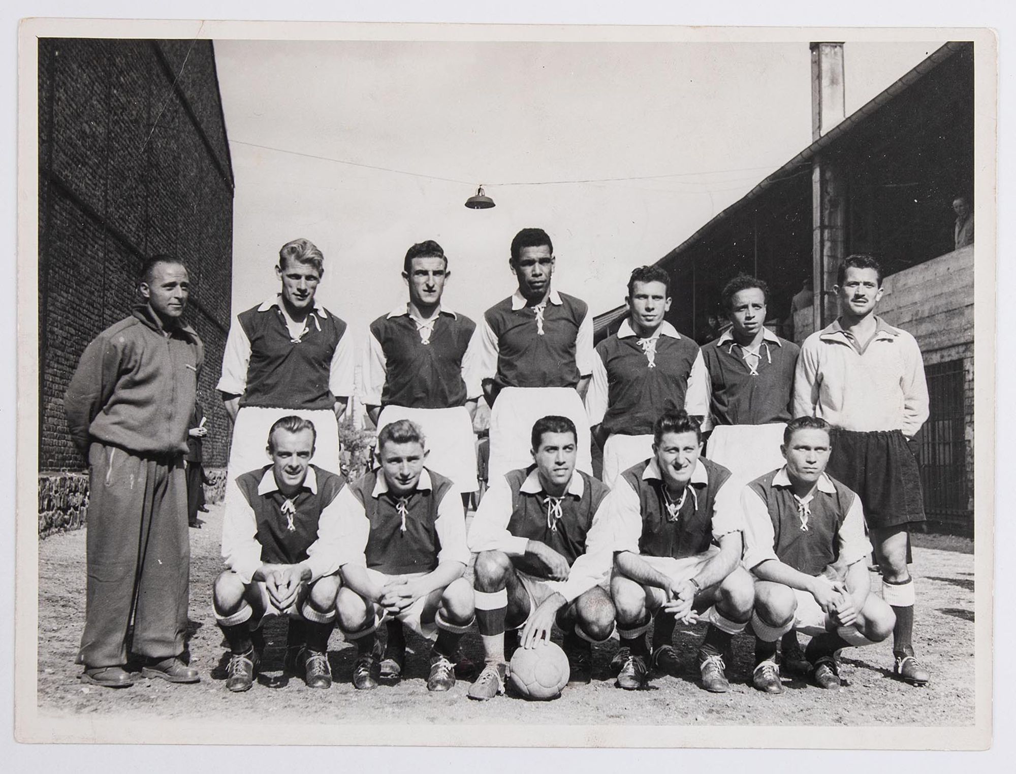 Photographie de groupe. L'équipe et l'entraîneur de l'Association sportive Troyes-Sainte-Savine lors de la saison 1951-1952.