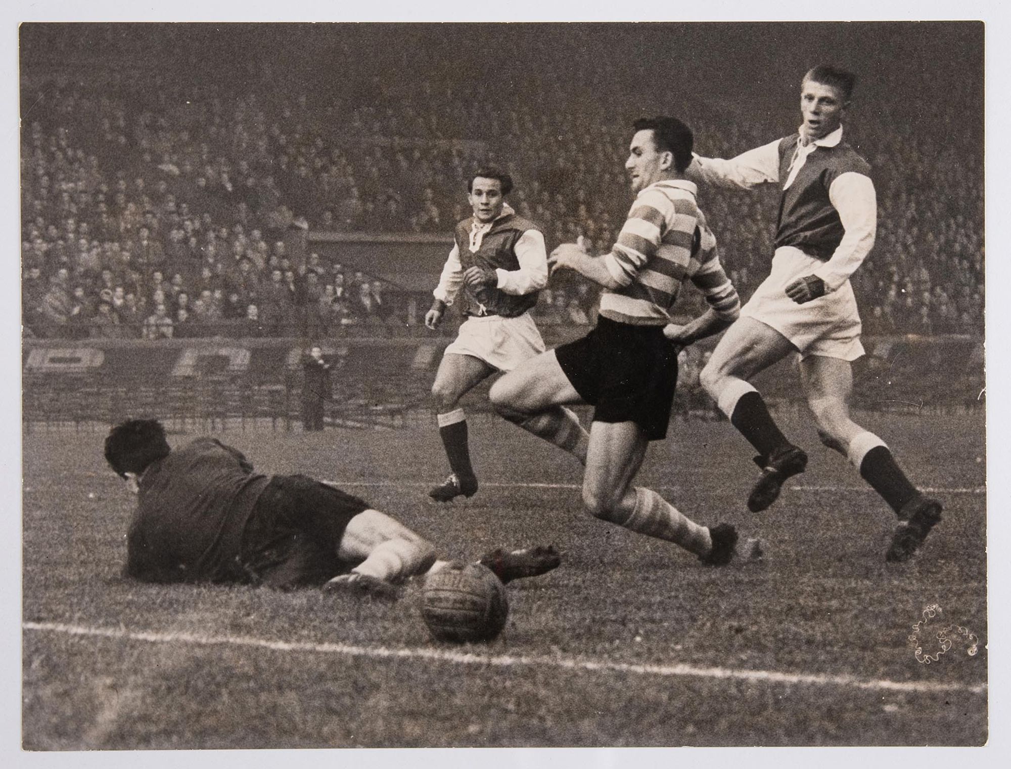 Action lors du match entre l'Association sportive Troyes-Sainte-Savine et le Racing Club de Paris le 31 octobre 1955. Daverio, avant centre de Troyes (à gauche) a passé la balle à De Vlaeminck (à droite), qui trompant Pivois, à terre, vient de marquer le