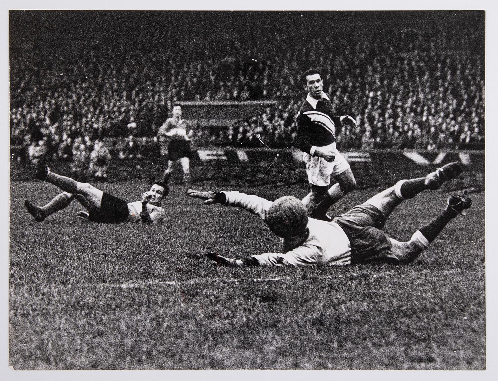 Action lors du match entre l'Association sportive Troyes-Sainte-Savine et le Racing Club de Paris le 27 décembre 1954. 19ème minute de jeu. Césari, à terre, vient d'égaliser pour les parisiens. Victoire de Paris 4-1.