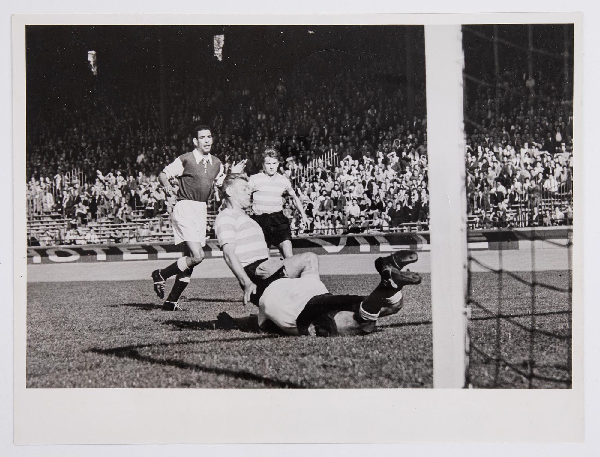 Action lors du match entre l'Association sportive Troyes-Sainte-Savine et le Racing Club de Paris le 7 septembre 1953. Victoire de Paris 3-1.