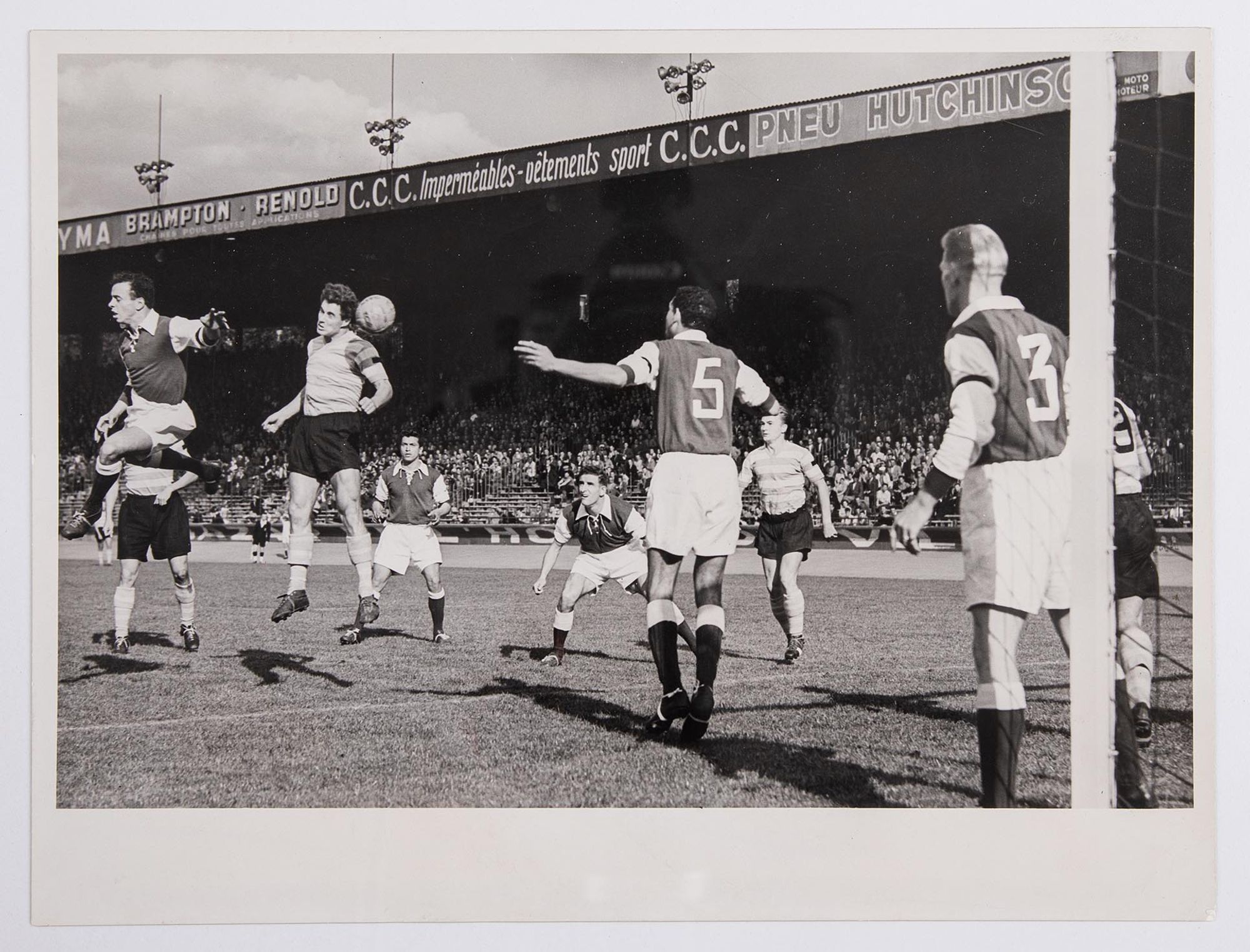 Action lors du match entre l'Association sportive Troyes-Sainte-Savine et le Racing Club de Paris le 7 septembre 1953. Victoire de Paris 3-1.