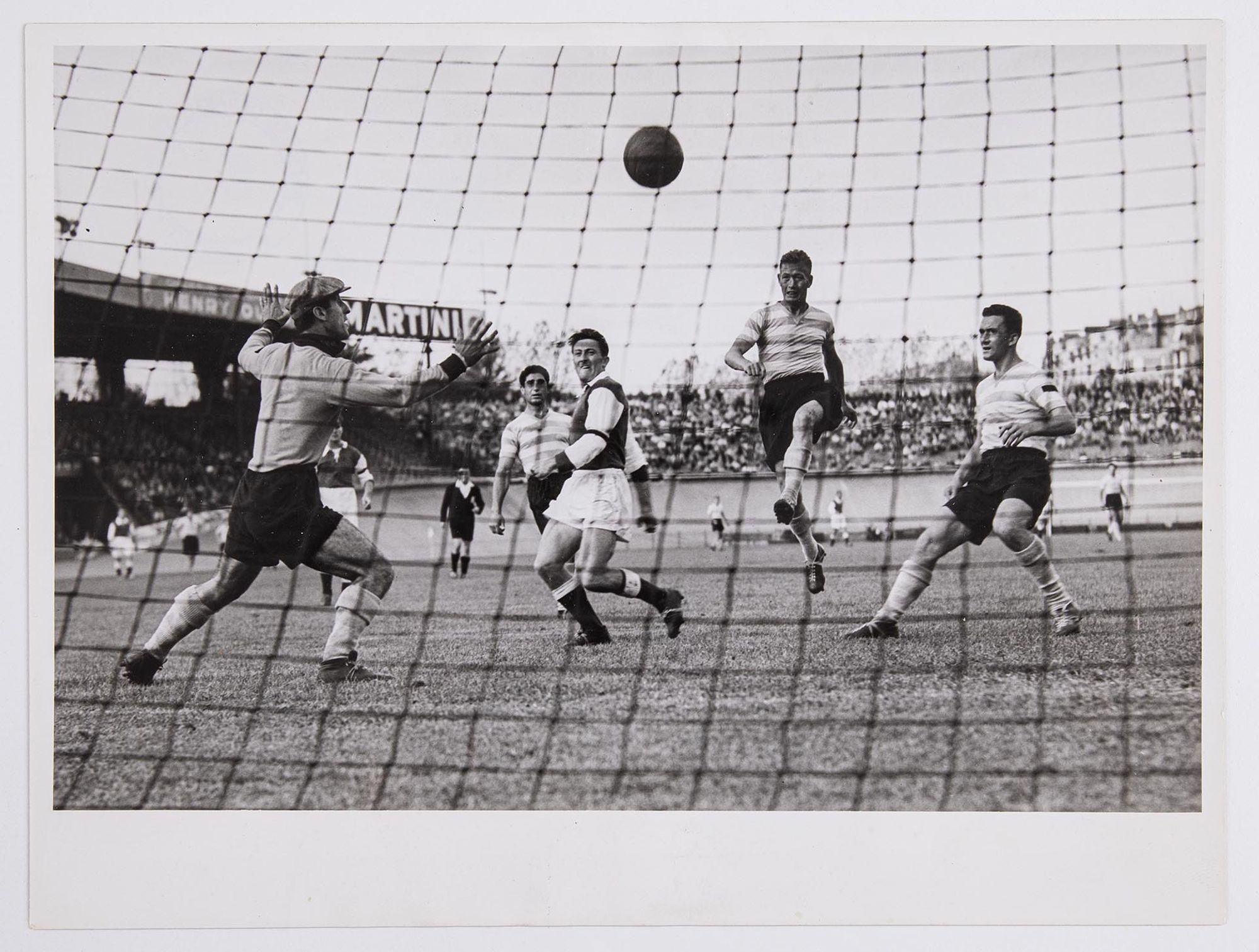 Action lors du match entre l'Association sportive Troyes-Sainte-Savine et le Racing Club de Paris le 7 septembre 1953. Victoire de Paris 3-1.