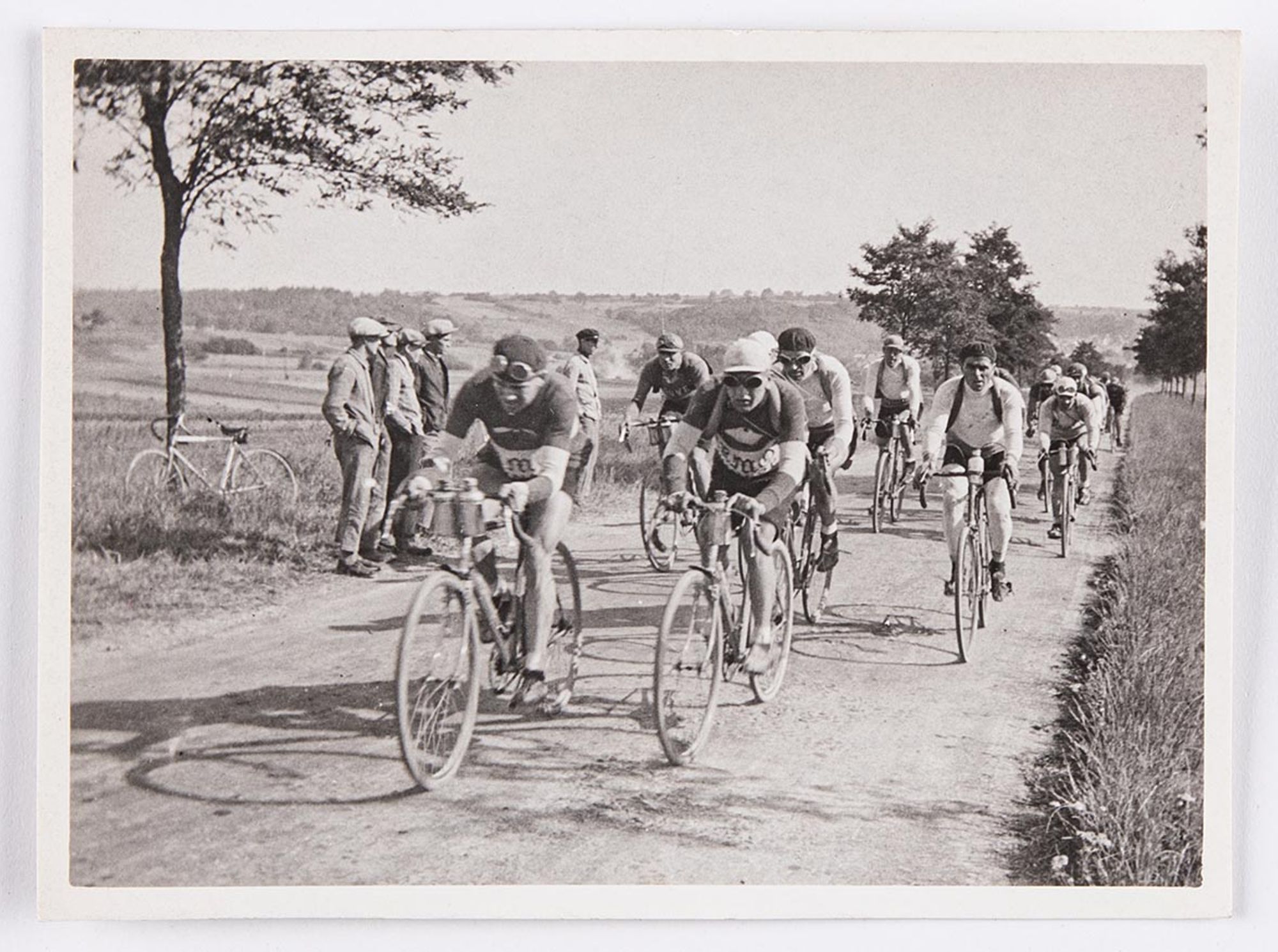 23 septembre 1928. Grand prix cycliste de la Route, fondation Wolber. Passage du peloton, conduit par Vervaecke, à Donnemarie-en-Montois (Donnemarie-Dontilly, Seine-et-Marne).