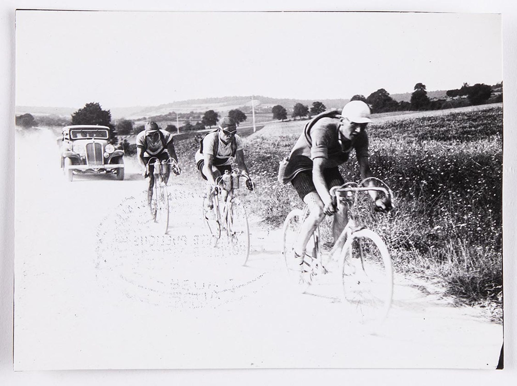 1933. Prix de la Ruche Moderne. Deuxième étape. J. Krubs, Bernard Masson et Bidot sur la route avant Auxon.