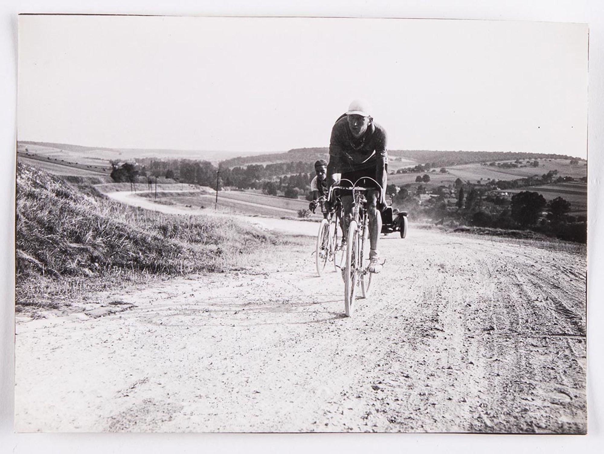 1933. Prix de la Ruche Moderne. Deuxième étape. J. Krubs et Bernard Masson peinent dans la côte de Bercenay-en-Othe.