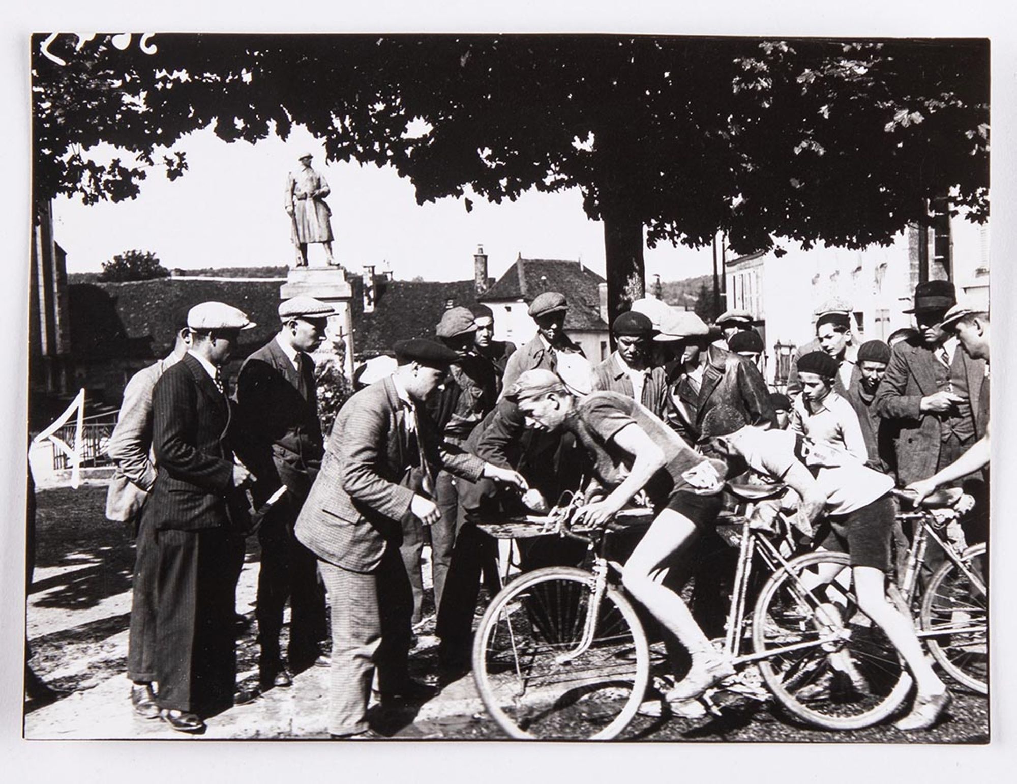 18 juin 1933. Grand prix Celor [huilerie industrielle de Saint-Ouen], organisé par le Vélo-club savinien. J. Krubs et Bopp, seuls en tête, passent au contrôle des signatures d'Essoyes, sur l'actuelle place du général De Gaulle.