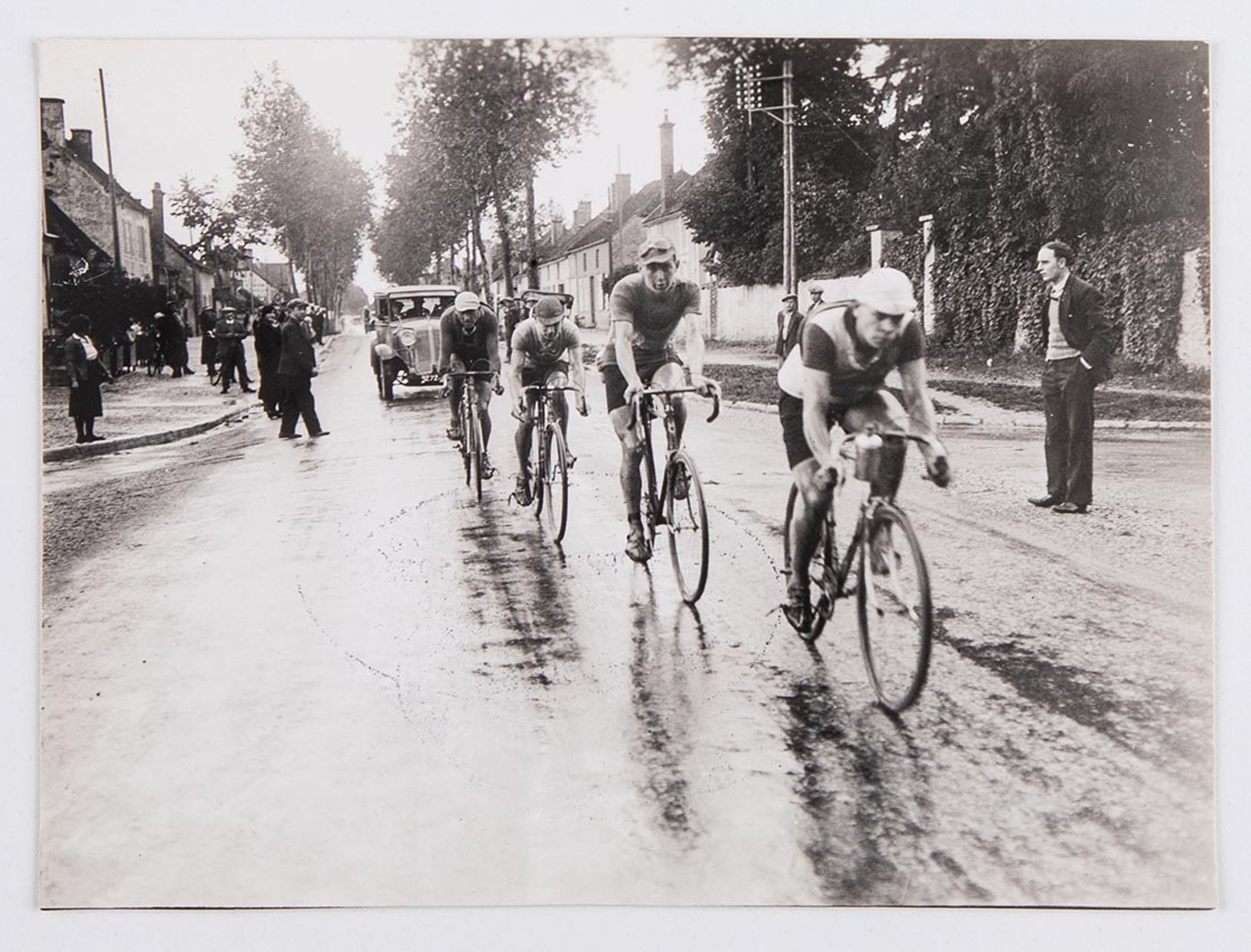 18 juin 1933. Grand prix Celor [huilerie industrielle de Saint-Ouen], organisé par le Vélo-club savinien. Sous une pluie battante, Bernard Masson emmène les premiers coureurs dans la traversée de Saint-Parres-les-Vaudes.