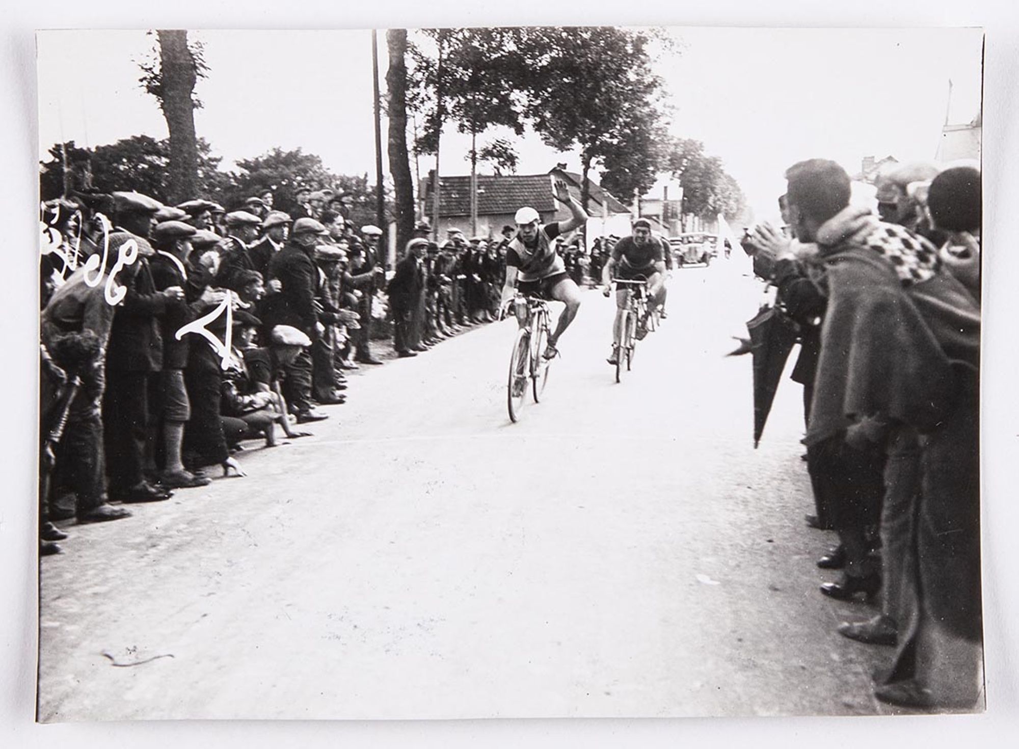 18 juin 1933. Grand prix Celor [huilerie industrielle de Saint-Ouen], organisé par le Vélo-club savinien. Arrivée des coureurs. Bernard Masson bat au sprint J. Krubs, Boiteux et Bopp. Lieu à identifier.