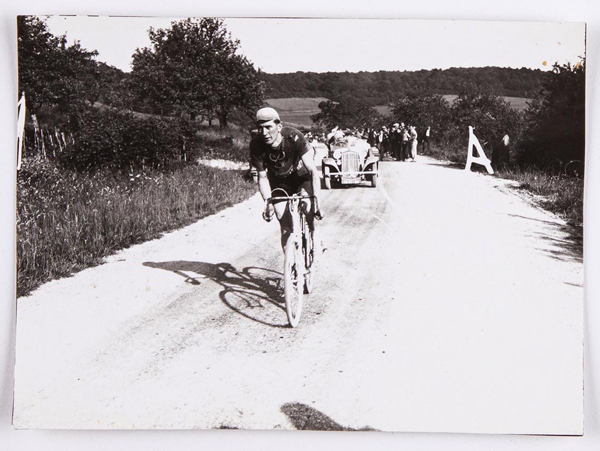 5 juin 1933. Prix Barinos. J. Krubs, qui finira deuxième de la course, en plein effort dans la côte de Vauchassis.