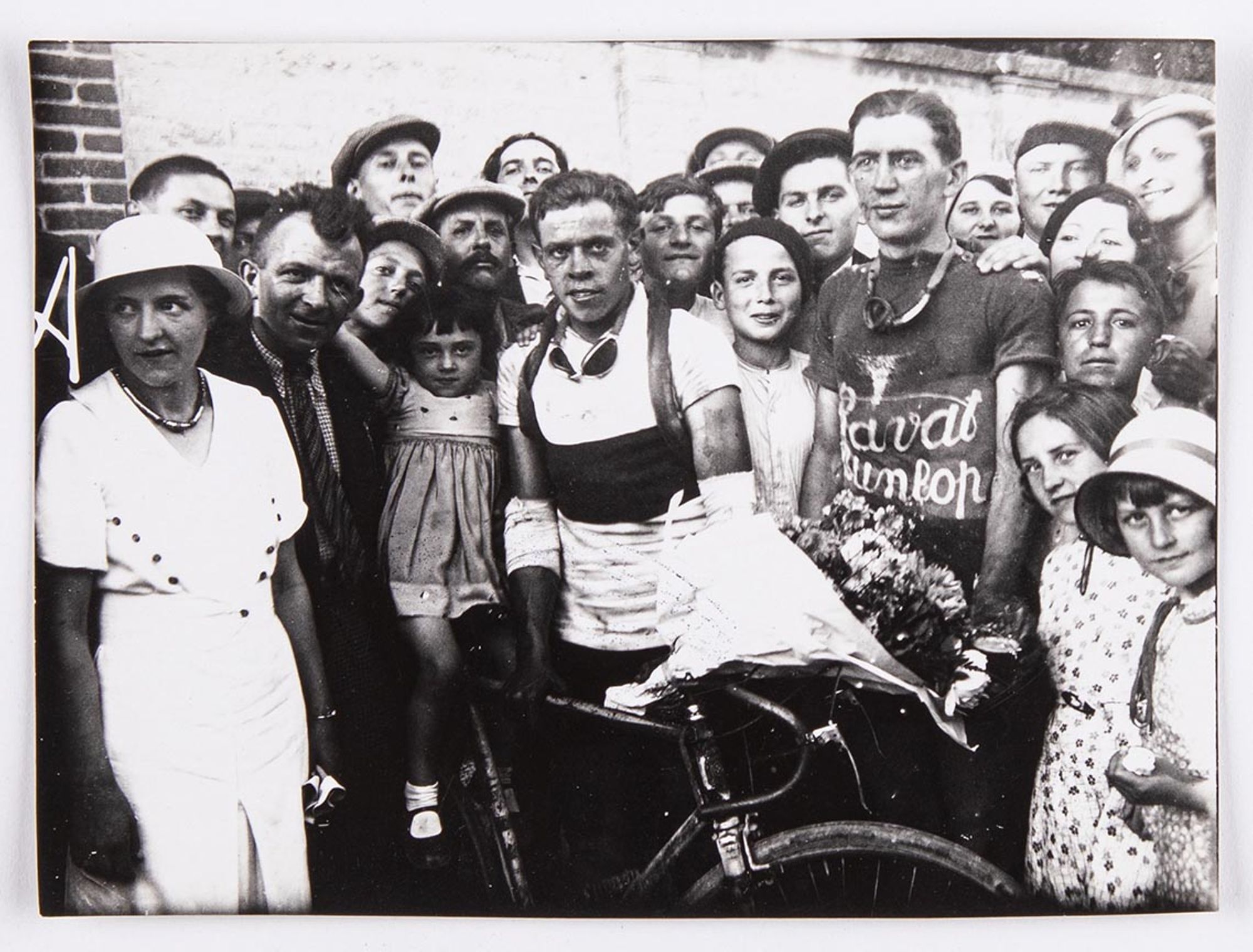 5 juin 1933. Prix Barinos. Photographie des vainqueurs : Bernard Masson, premier, et J. Krubs, deuxième, au milieu des spectateurs. Lieu à identifier.