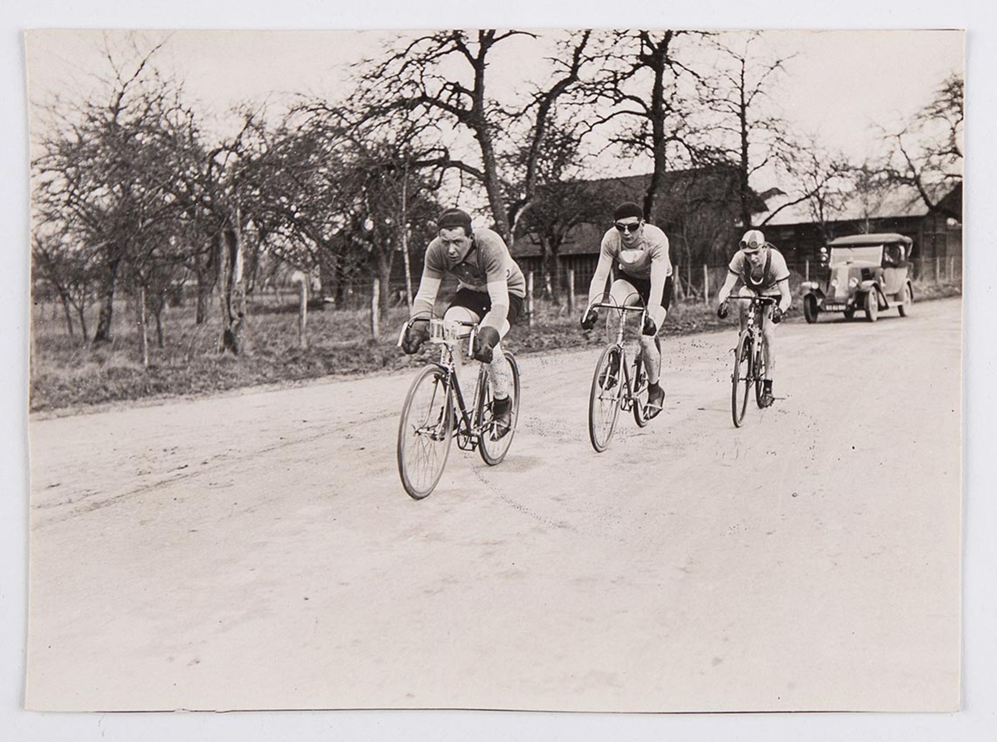 18 mars 1934. Deuxième manche du prix d'ouverture de l'Union Vélo Club de l'Aube (U.V.C.A.). Weber est rattrapé aux Bordes-Aumont par Bardelli et J. Krubs, qui se sont échappés du peloton.