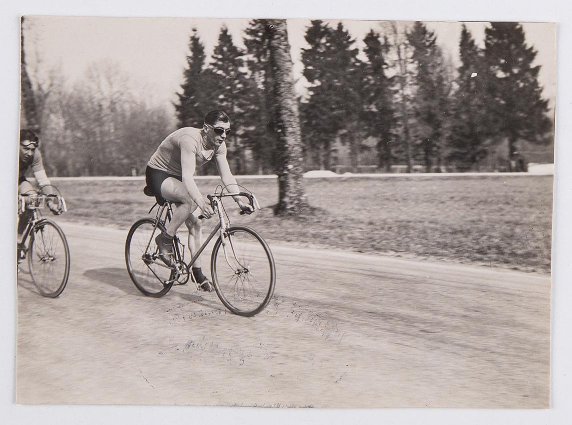 25 mars 1934. Troisième manche du prix d'ouverture de l'Union Vélo Club de l'Aube (U.V.C.A). Echappés du peloton, J. Krubs et Bardelli avancent sur la route de Bar-sur-Seine. J. Krubs remporte la manche et le prix.