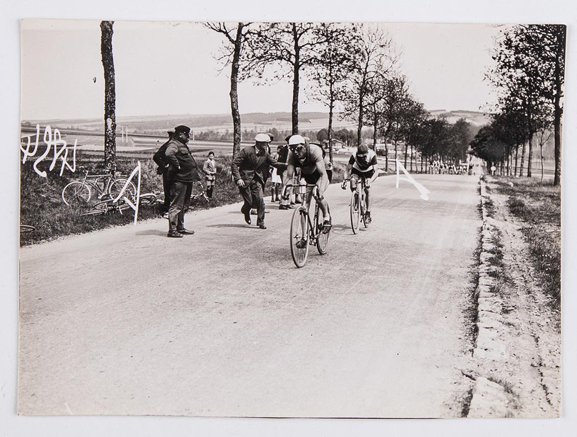 29 avril 1934. Prix du commerce et de l'industrie de Sainte-Savine. Montée de la côte à la sortie d'Estissac. J. Krubs et F. Procot en tête du peloton.