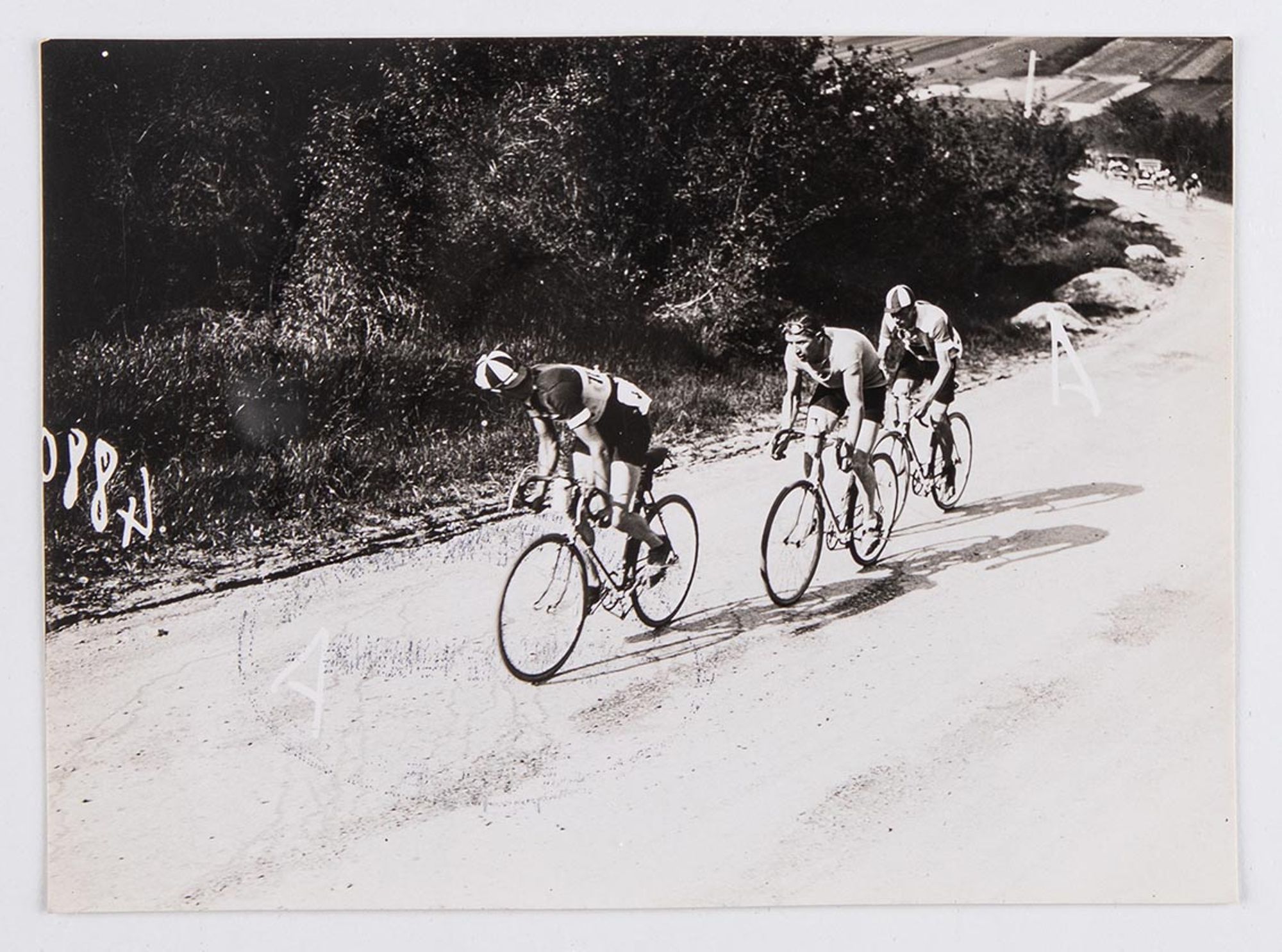 6 mai 1934. Prix Celor - huilerie industrielle de Saint-Ouen. Georges Royer, J. Krubs et F. Procot en tête du peloton, dans la côte de Prugny.