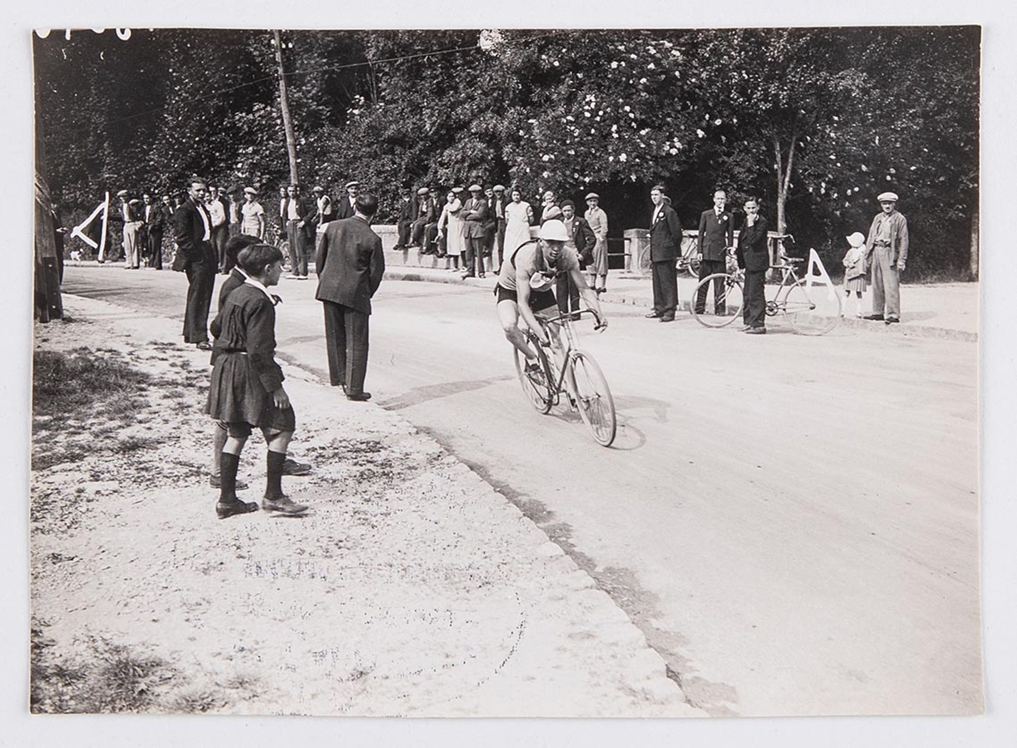 3 juin 1934. Prix du Bon-Séjour. J. Krubs seul en tête au troisième passage à Estissac. Hoffschir, B. Hohl et Gillon ont crevé en route.