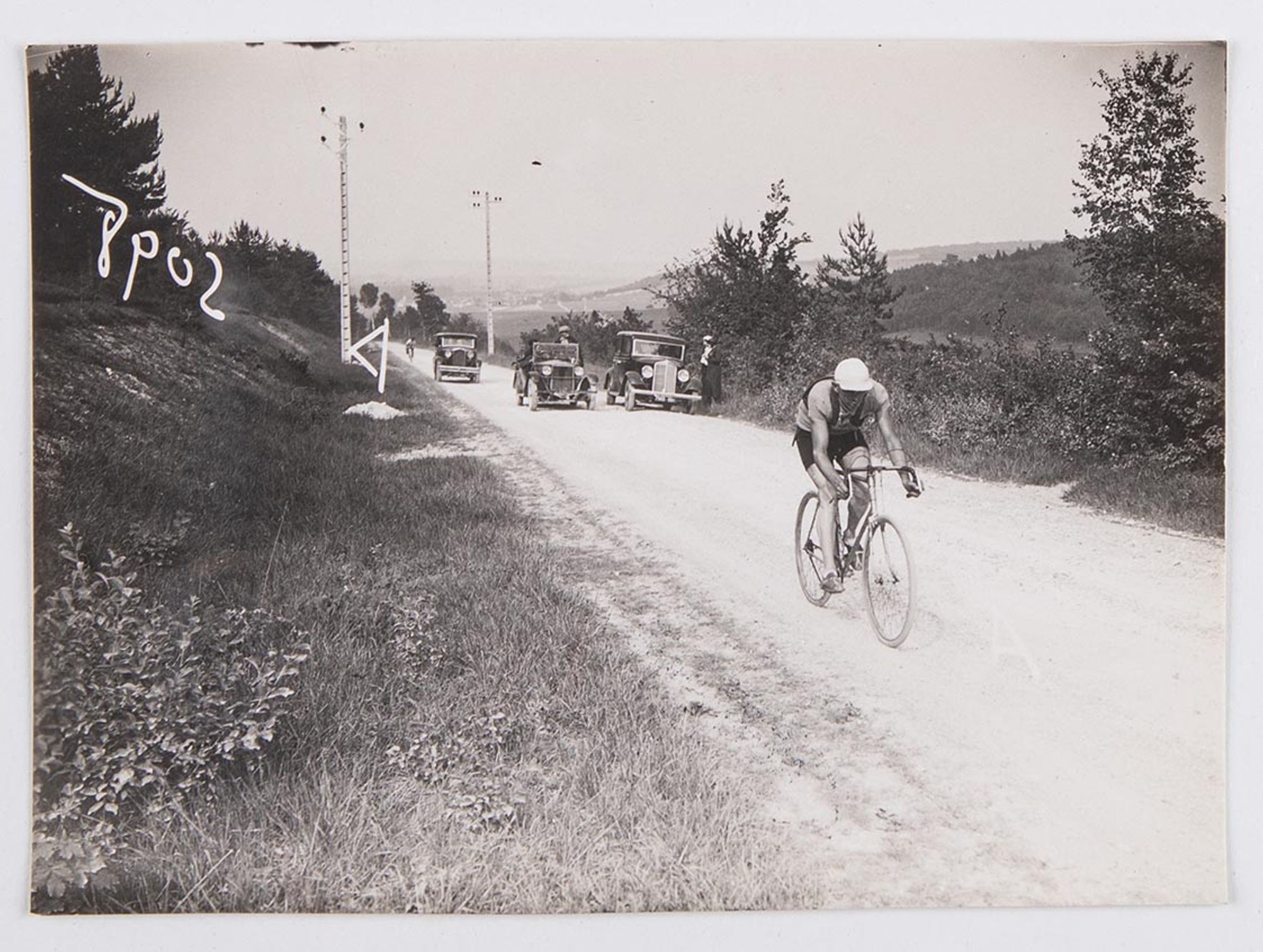 3 juin 1934. Prix du Bon-Séjour. J. Krubs  escalade la côte de Neuville-sur-Vanne pendant la dernière boucle.