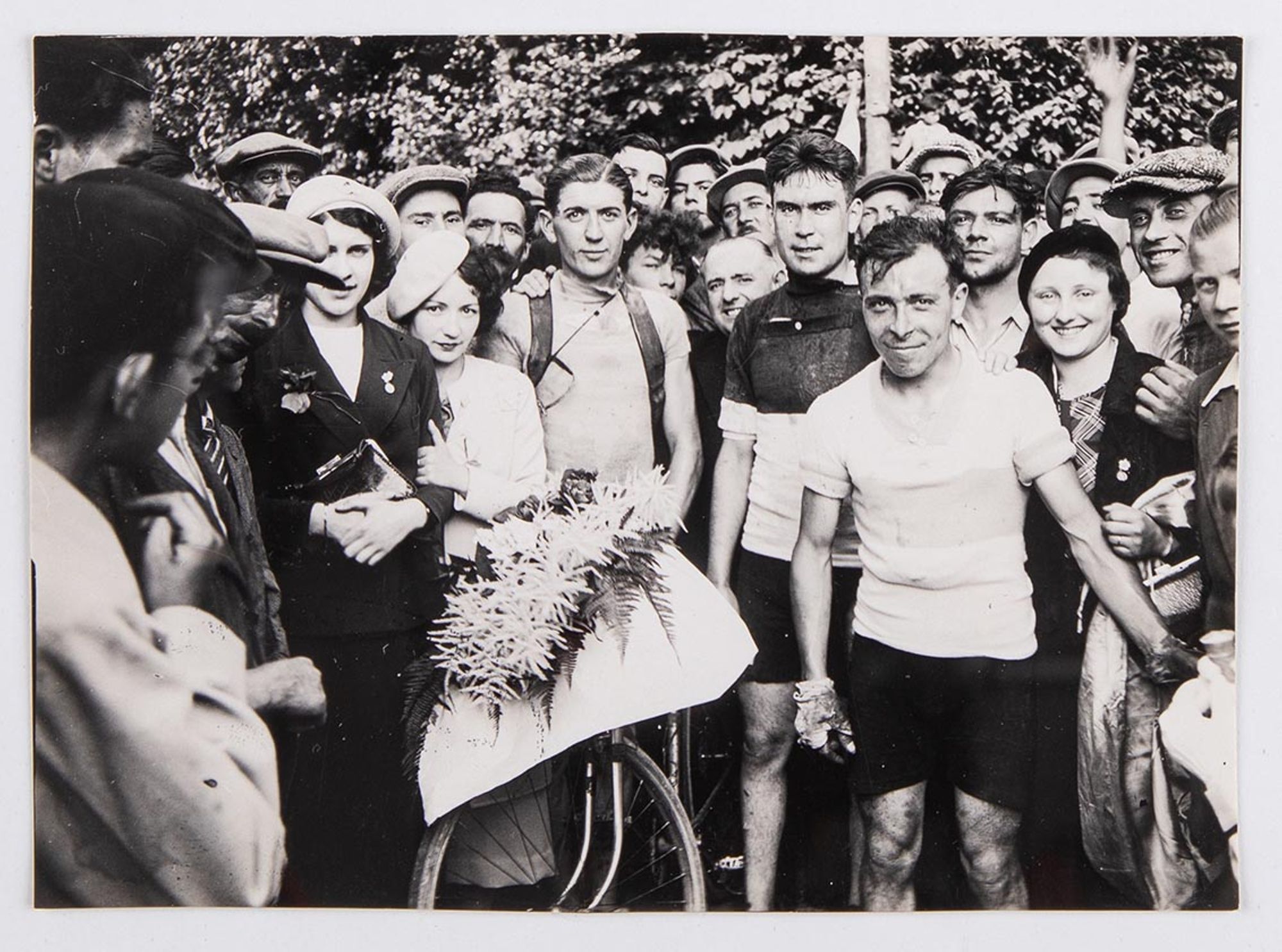 3 juin 1934. Prix du Bon-Séjour. Photographie des vainqueurs : J. Krubs, premier, entouré de Simmonet, deuxième, et Canparo, troisième. Les trois coureurs appartiennent à l'Union Vélo Club de l'Aube (U.V.C.A.).