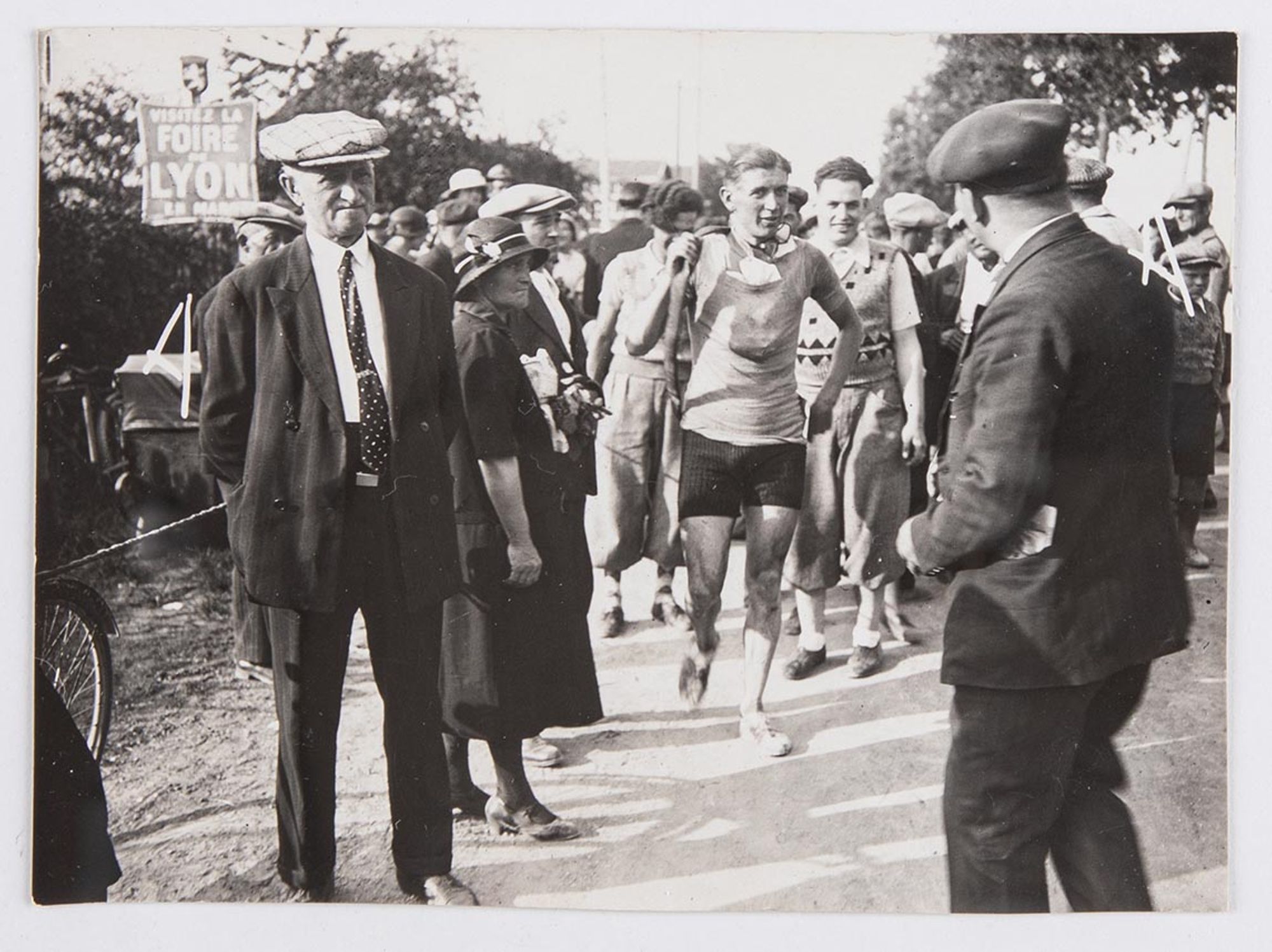 10 juin 1934. Prix de Saint-André. J. Krubs, vainqueur de la course, au milieu des spectateurs.