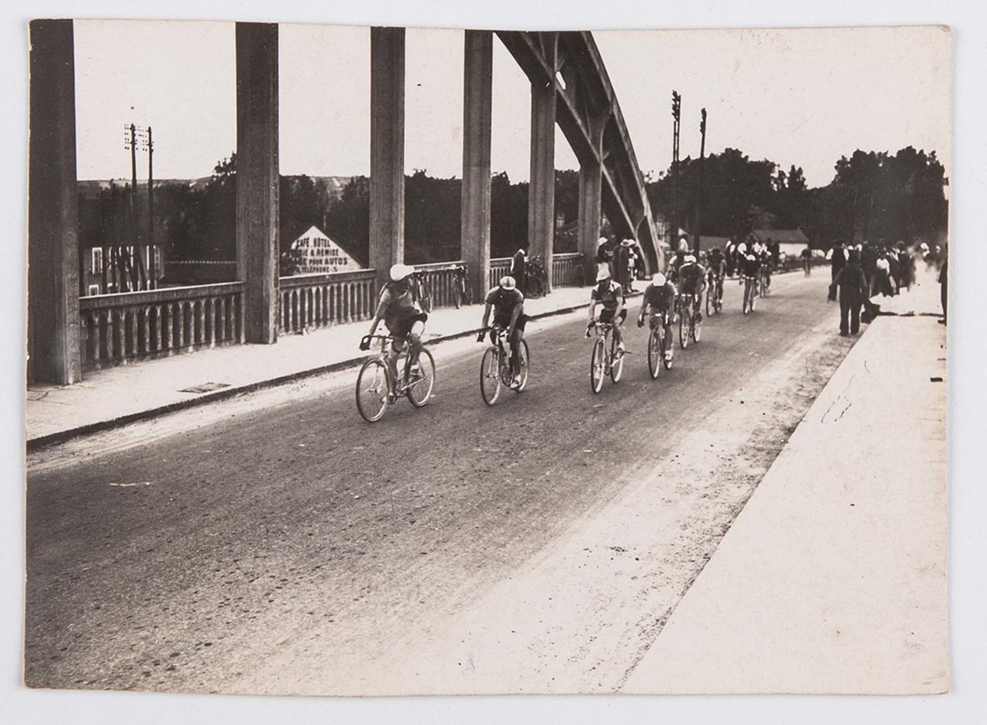 1934. Circuit de l'Yonne. Les coureurs cyclistes sur le pont de Saint-Florentin.