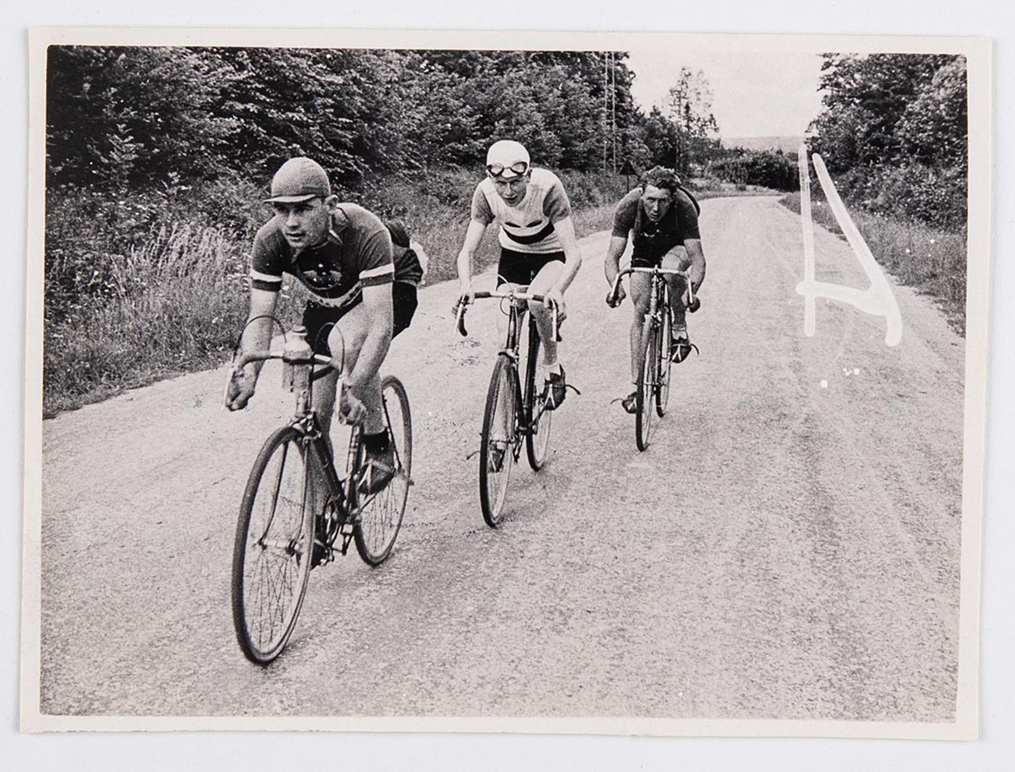 16 juin 1935. Bar-sur-Aube. Prix Comte, organisé par la section locale de l'Union Vélo Aube (U.V.A.). Fauvelet, Thivet et Bardelli passent avec 9 minutes d'avance dans la côte des Bourguignons, après Saint-Dizier.