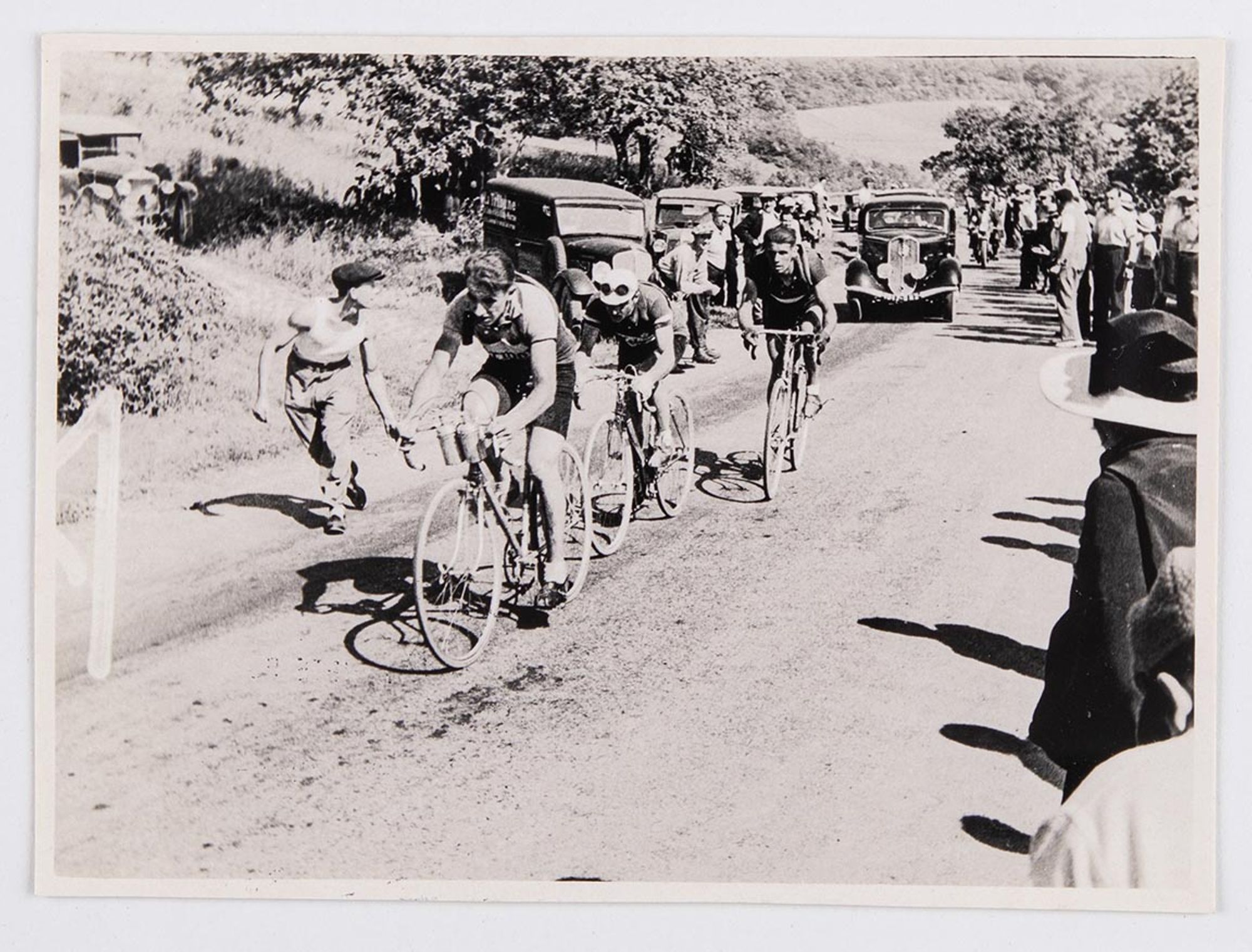 30 juin 1935. Grand prix de Troyes. Rossi, J. Bidot et Hubatz en tête dans la côte de Vauchassis.