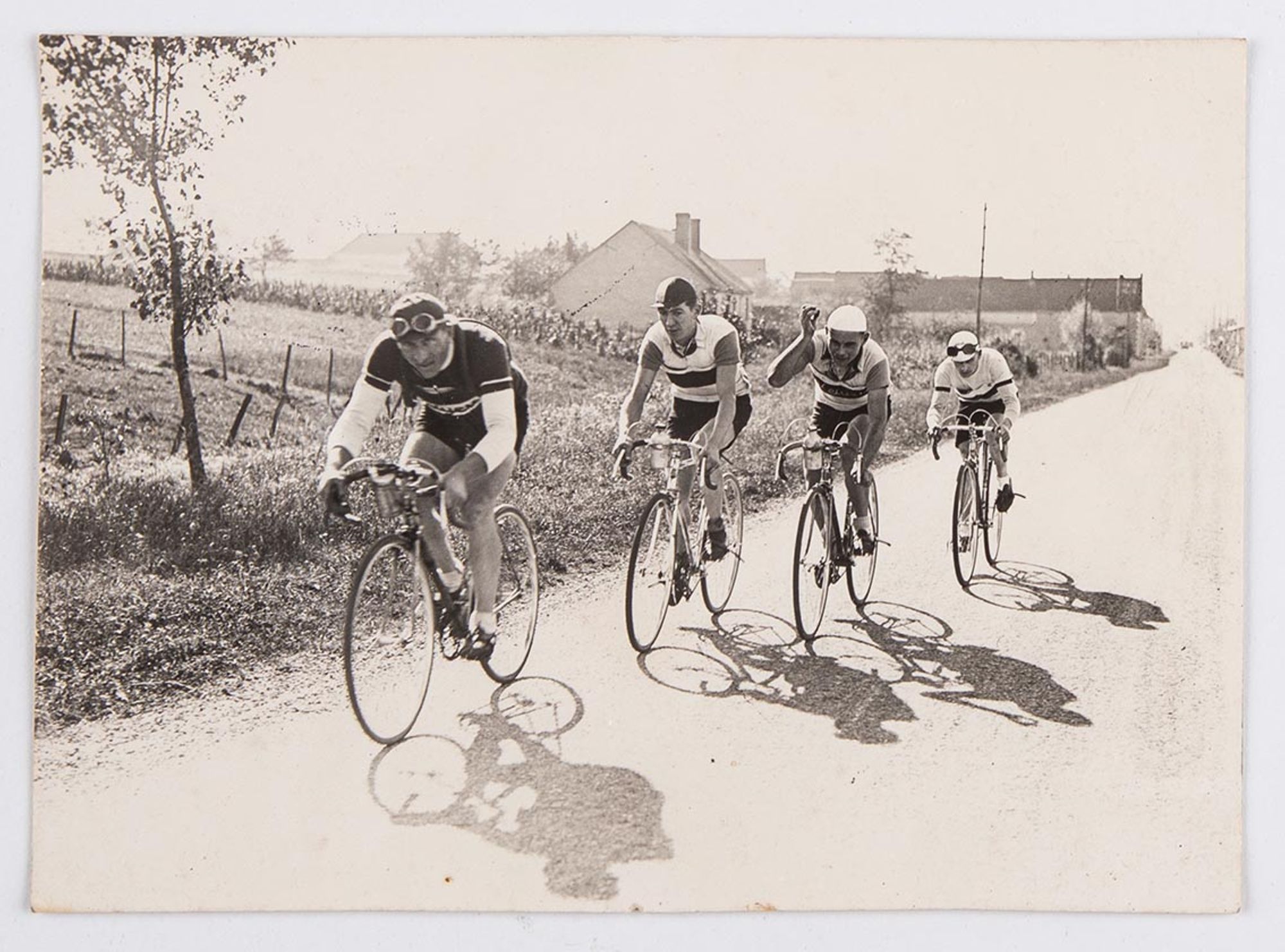 1936. Prix de clôture de l'Union Vélo Aube (U.V.A.). M. Bidot, J. Krubs, R. Fauvelet et Bopp dans la côte à la sortie d'Auxerre.